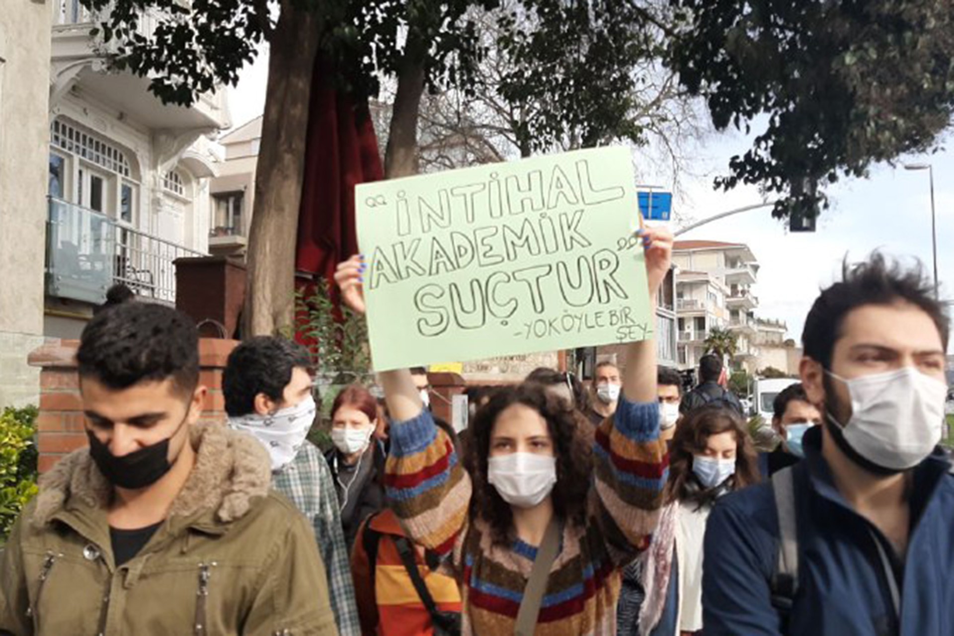 Öğrenciler dövizleri ile Melih Buluyu protesto etti