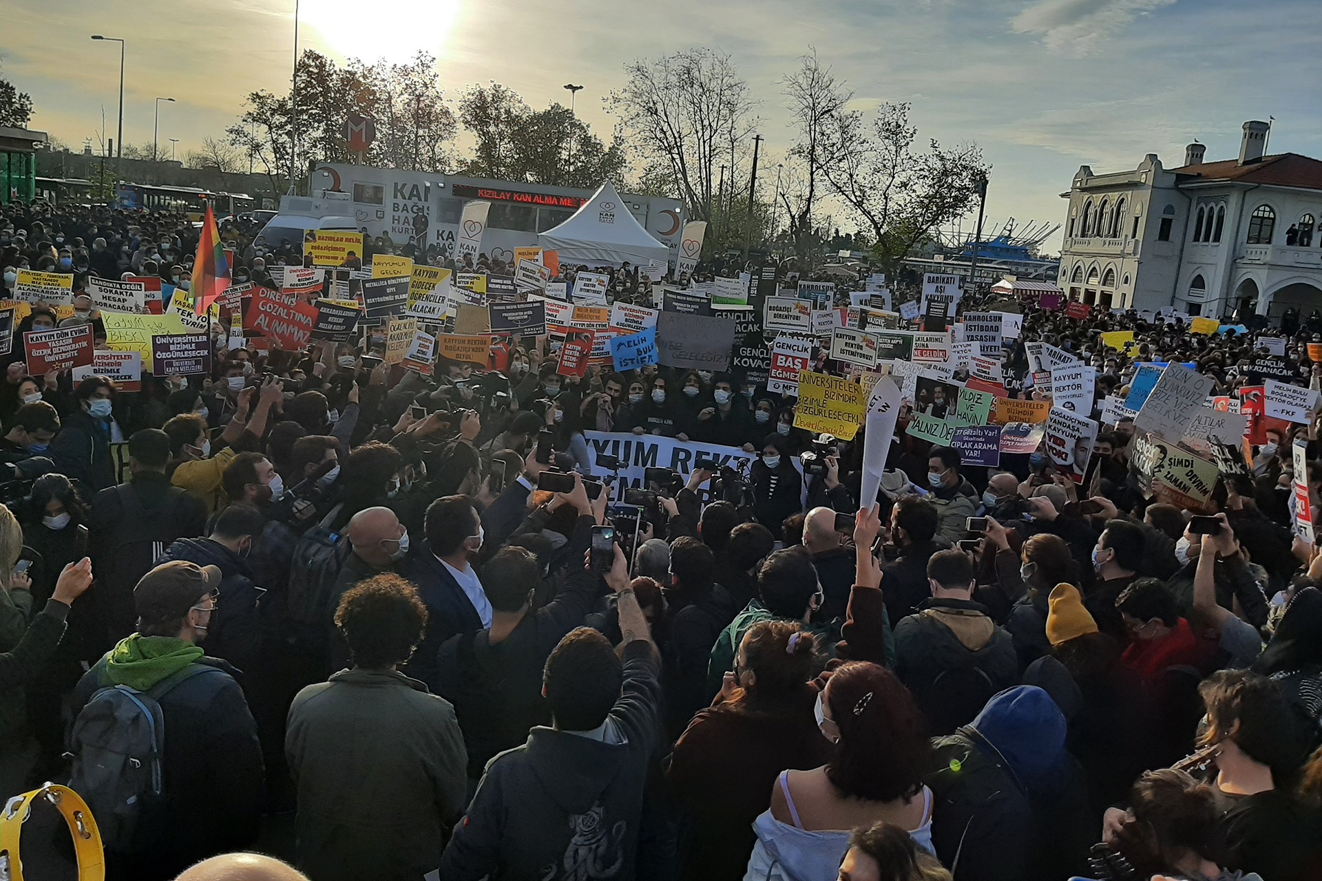 Rıhtım Meydanı'nda eylem yapan öğrenciler