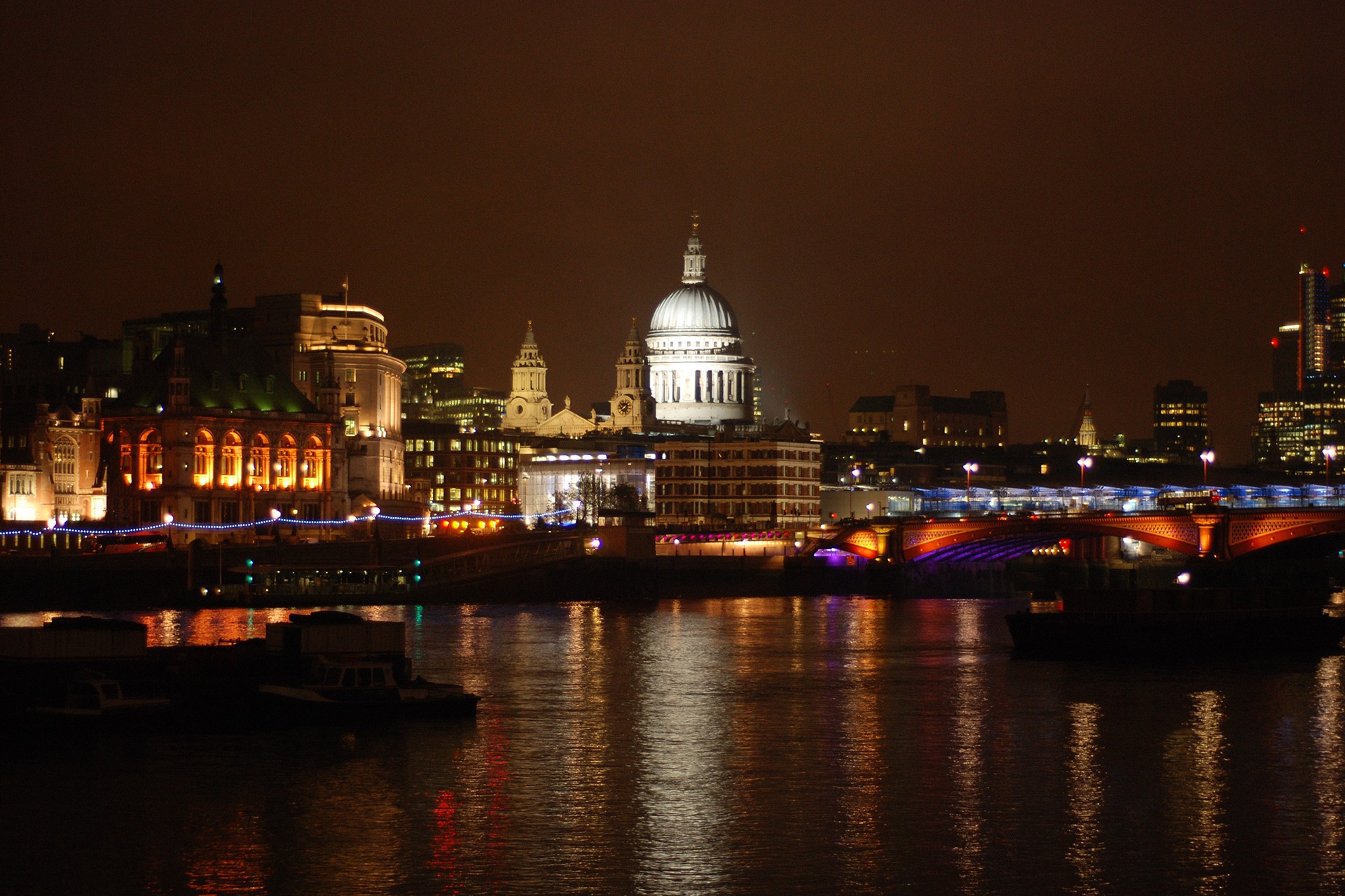 Londra'da ışıklı bir köprü