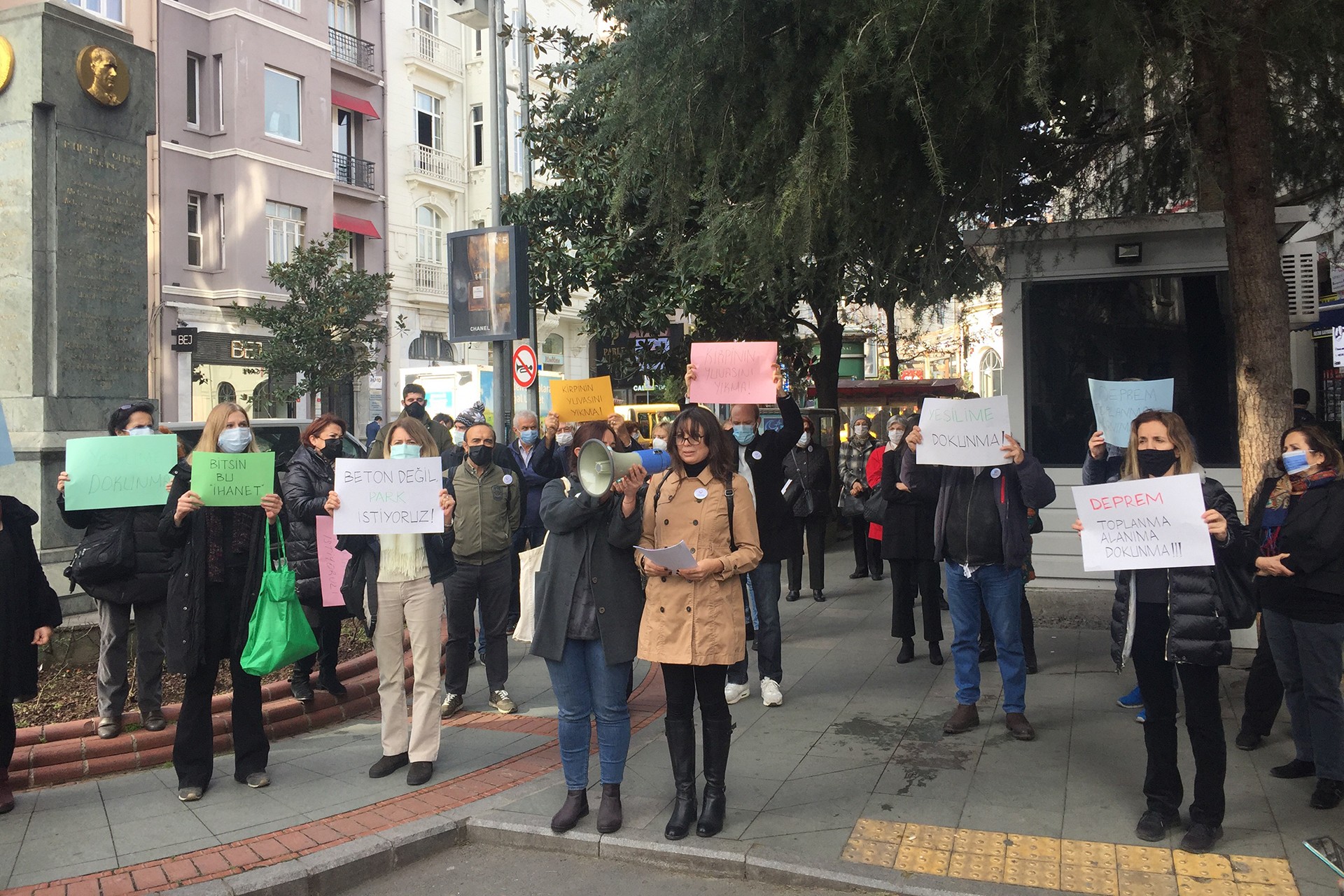 Teşvikiye Mahallesi halkı son yeşillik olan deprem toplanma alanına yapılmak istenen DAP Yapıya ait mega projeyi protesto etti.