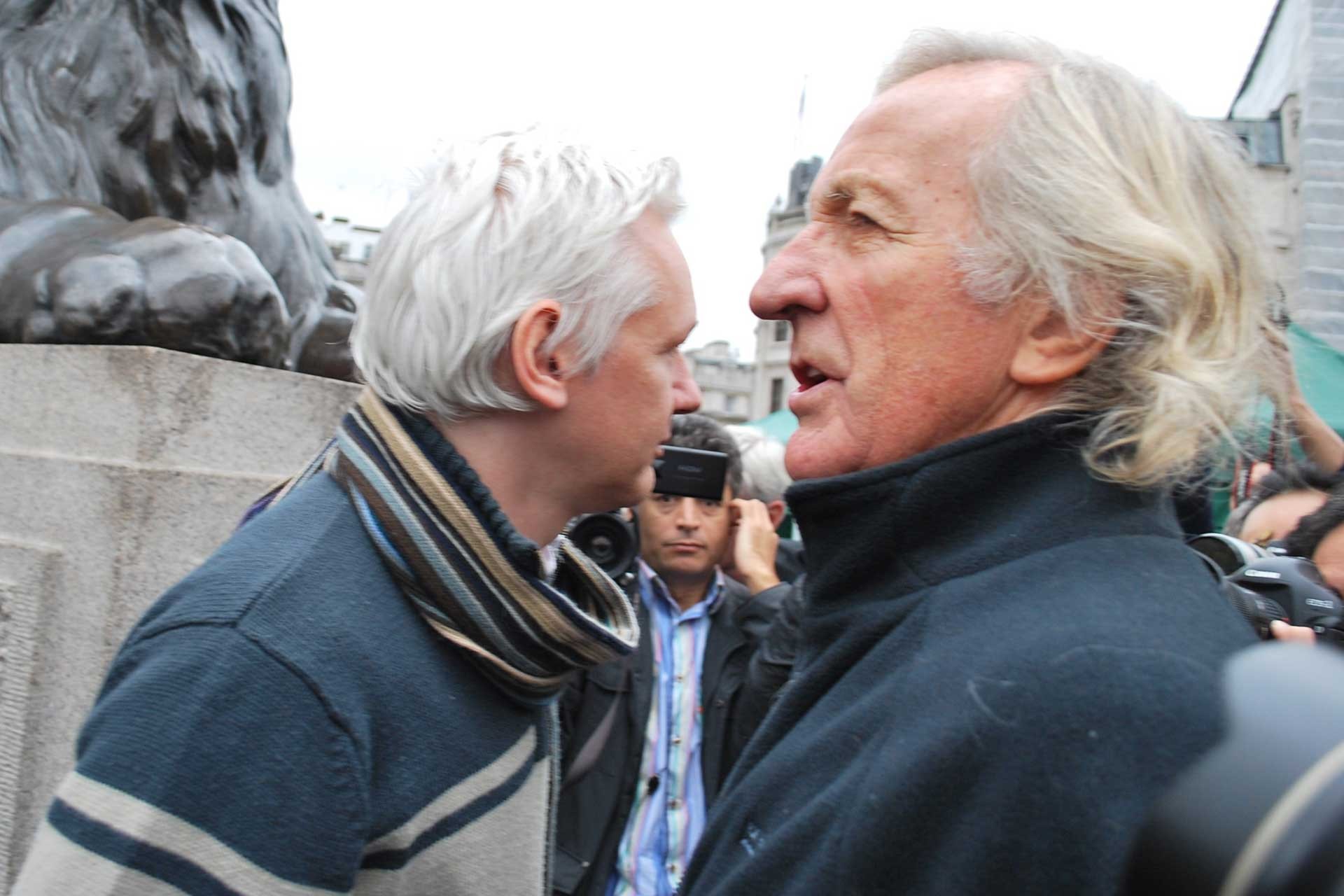 Gazeteci John Pilger ve Julian Assange 