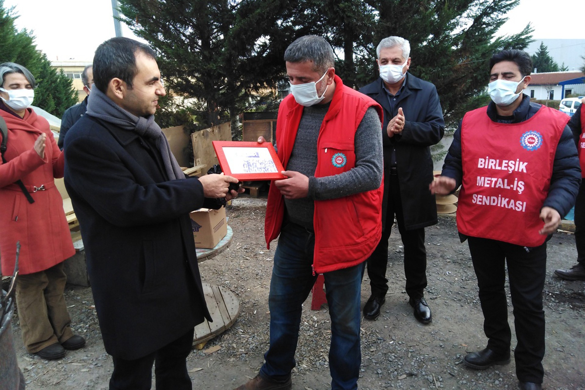 Ercüment Akdeniz çizdiği resmi Baldur işçilerine verdi 