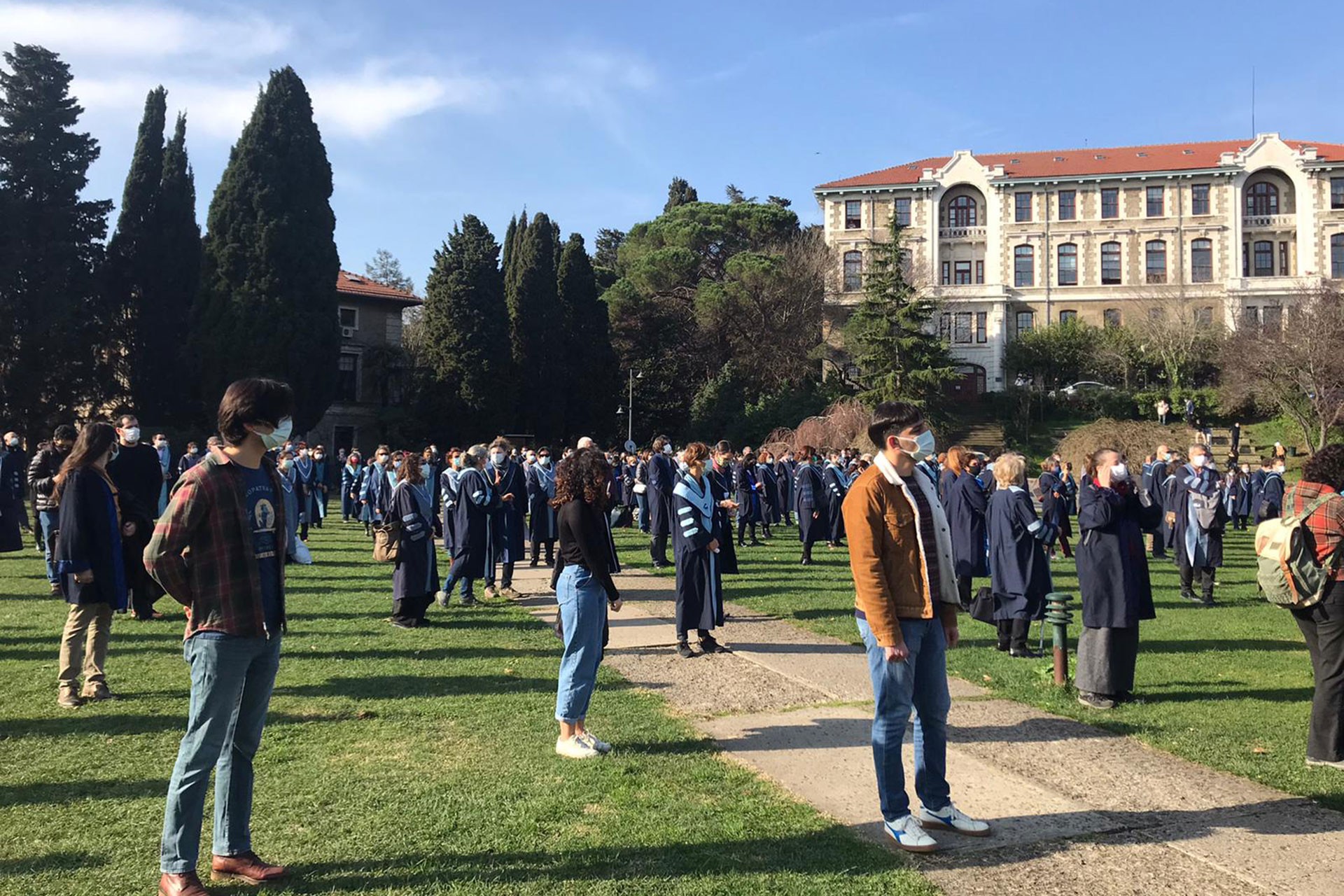 Çok sayıda akademisyen ve öğrenci protesto eyleminde