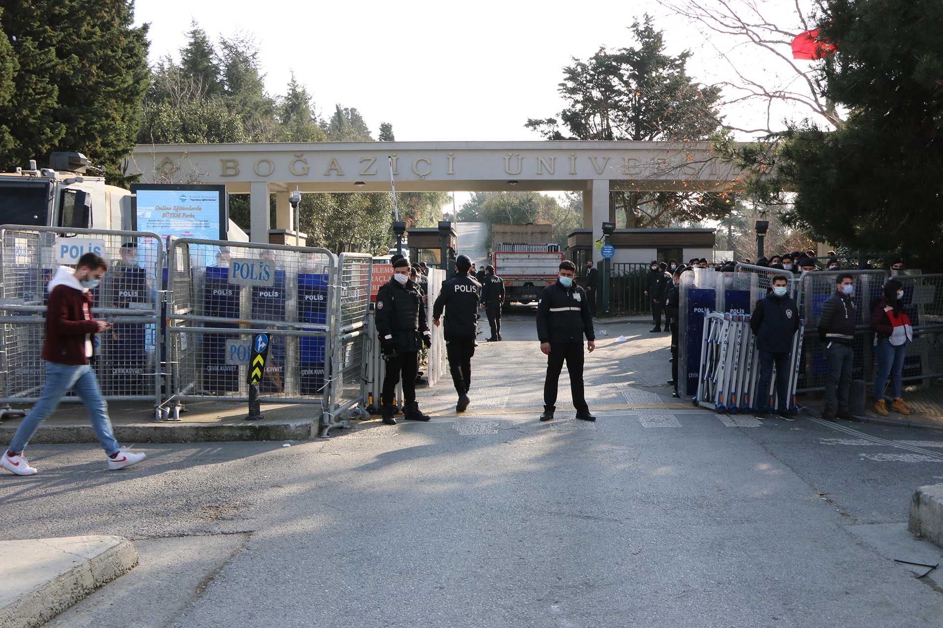 Boğaziçi Üniversitesi öğrencilerinin eylemi sürerken üniversite önünde polis ablukası da devam ediyor