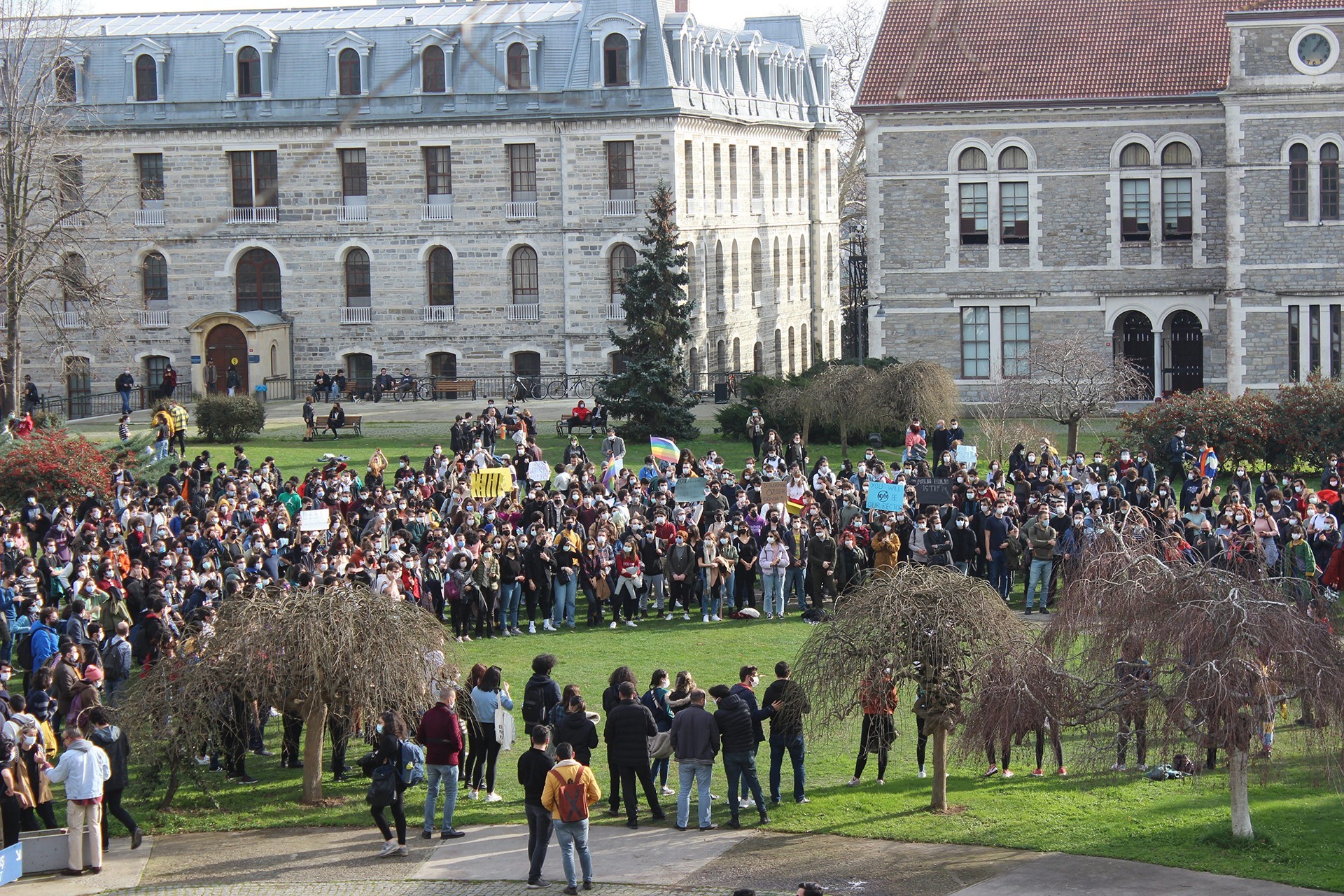 Boğaziçi Üniversitesi öğrencileri Melih Bulu'nun Cumhurbaşkanı Erdoğan tarafından kayyum rektör olarak atanmasını protesto etti.