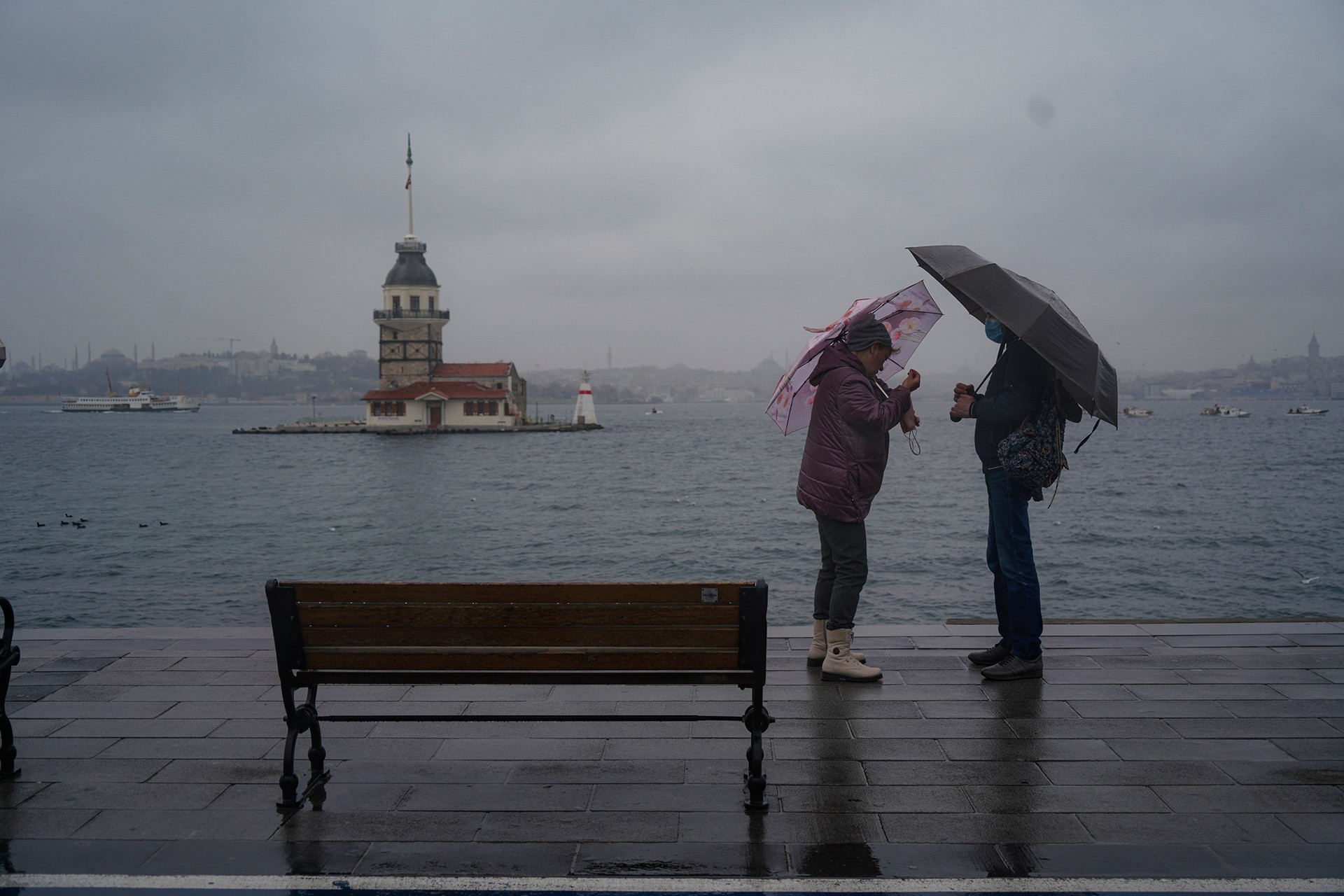 İstanbul'da yağmurlu bir günde sokaktaki insanlar.