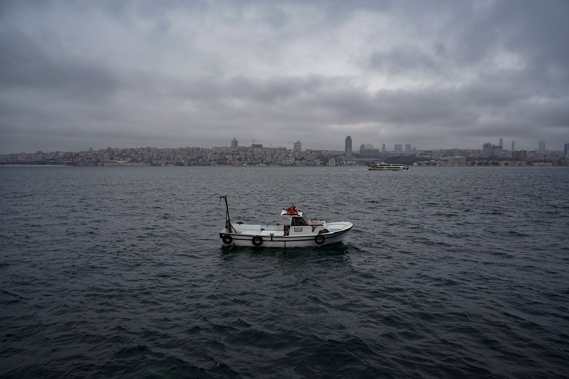 İstanbul'da yağmurlu bir günde sokaktaki insanlar.