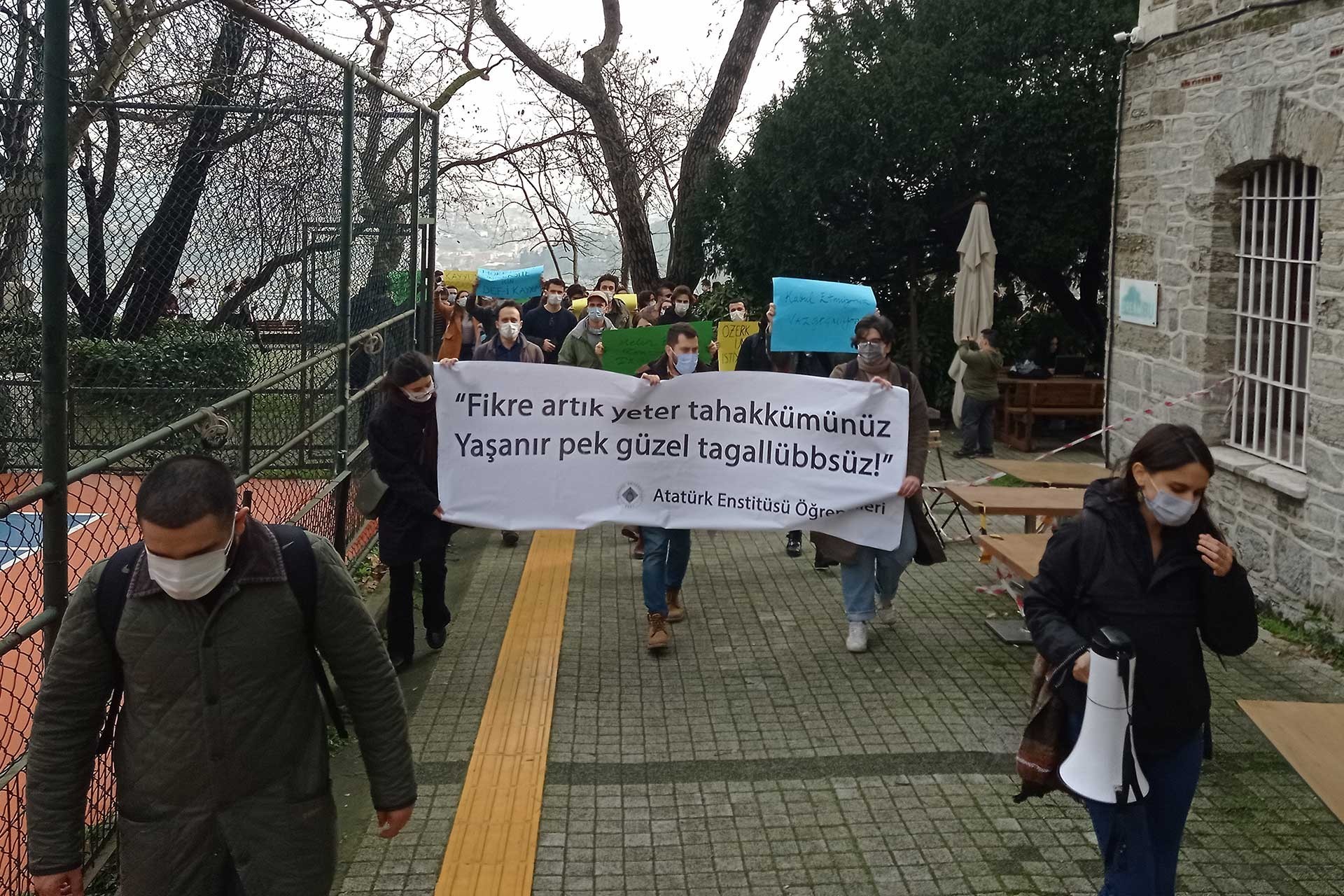 Boğaziçi Üniversitesi Atatürk Enstitüsü öğrencileri kayyum rektöre karşı yürüyüş yaptı