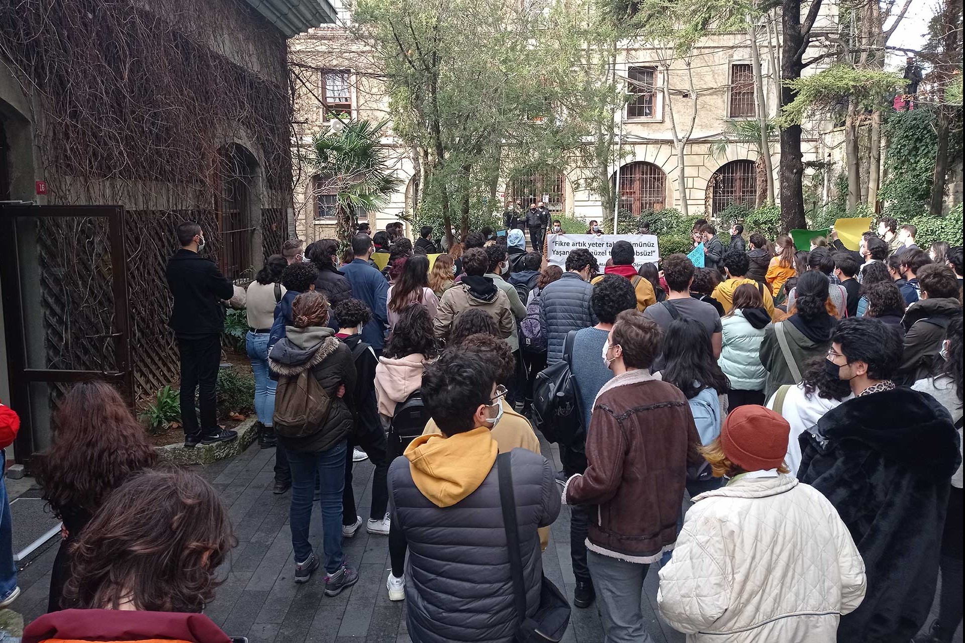 Boğaziçi Üniversitesi Atatürk Enstitüsü öğrencileri kayyum rektöre karşı yürüyüş yaptı