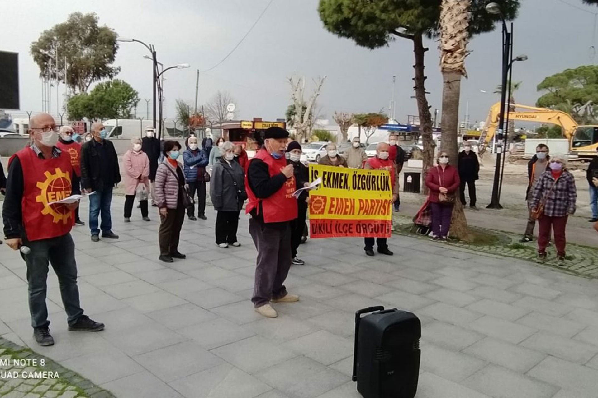 Emek Partisi Dikili İlçe Örgütü Dikili Atatürk Meydanında ülke gündemini değerlendirmek üzere basın açıklaması yaptı