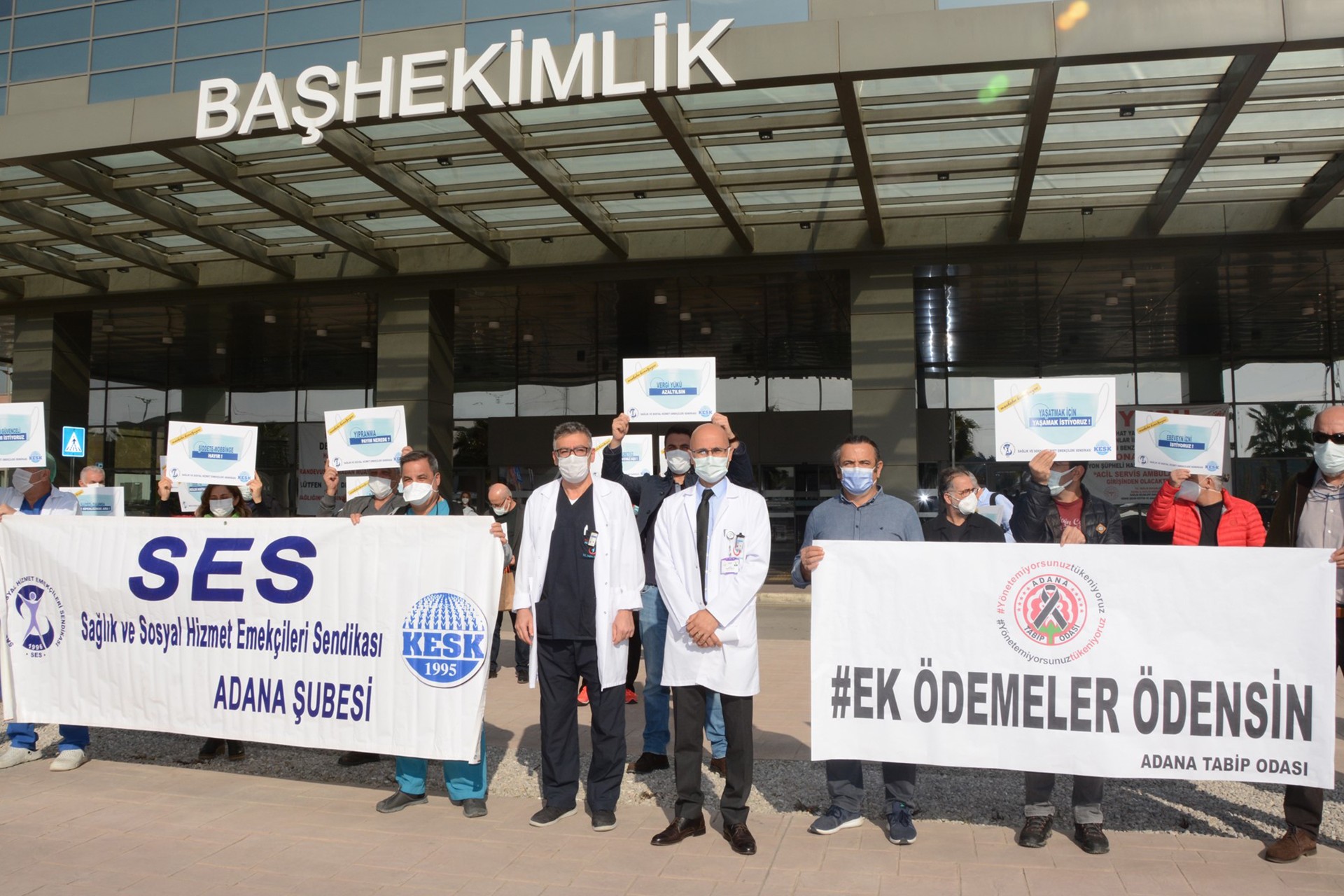 Adana'da sağlık emekçileri emeklerinin karşılığının ödenmesi talebiyle eylem düzenledi.