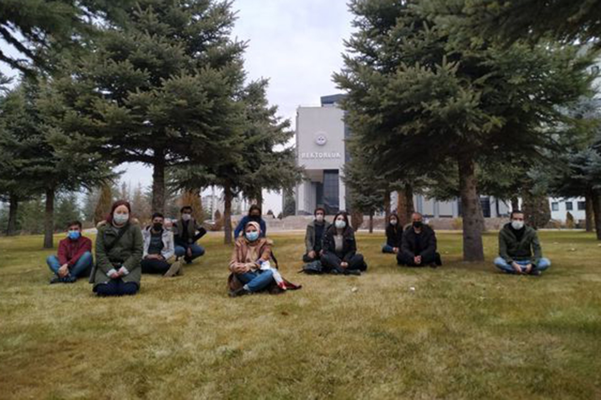 Erciyes Üniversitesi öğrencileri Rektörlük önünde