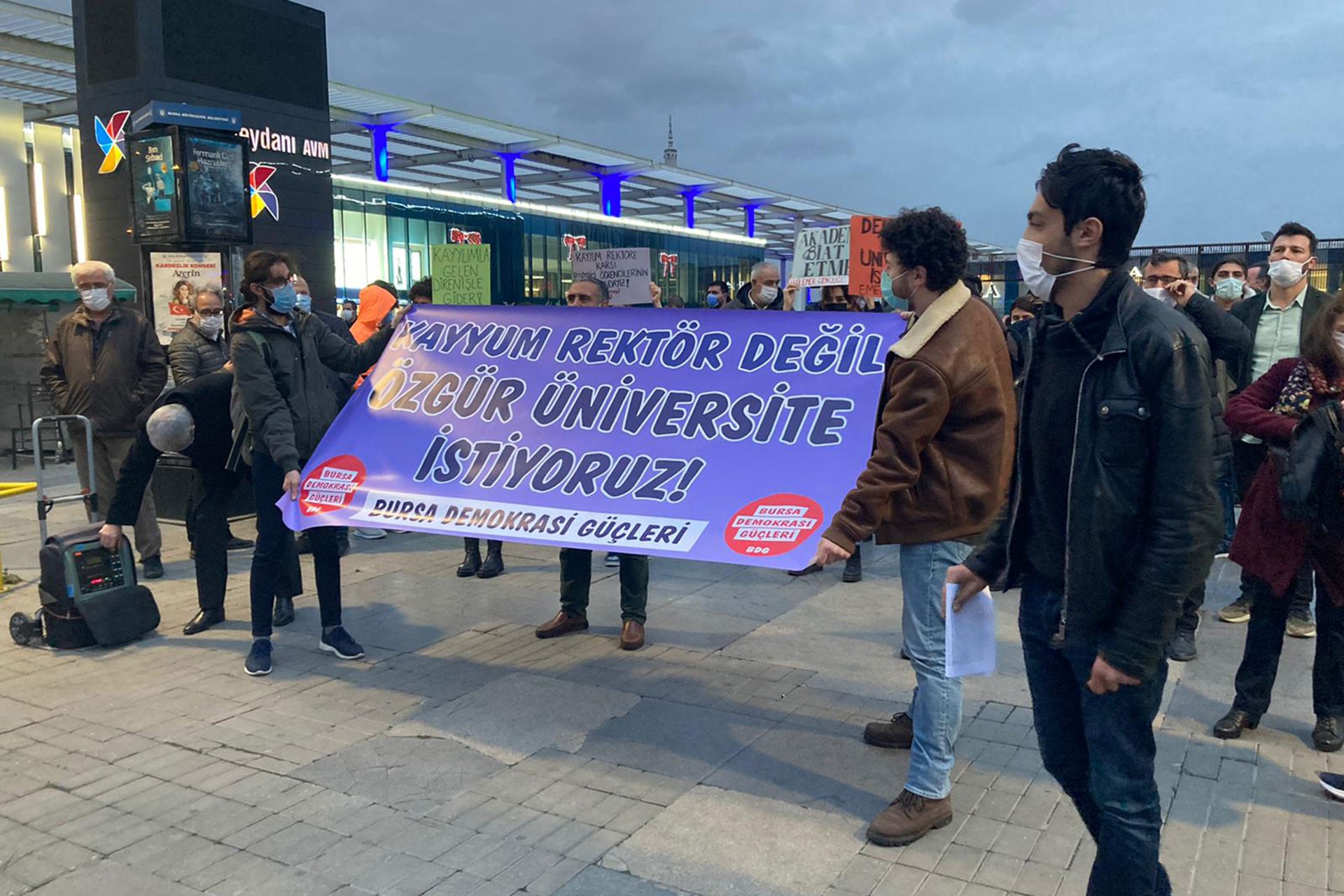 Boğaziçi Üniversitesine Melih Bulu’nun rektör olarak atanmasına karşı Bursa Demokrasi Güçleri  Kent Meydanı’nda basın açıklaması gerçekleştirdi. 