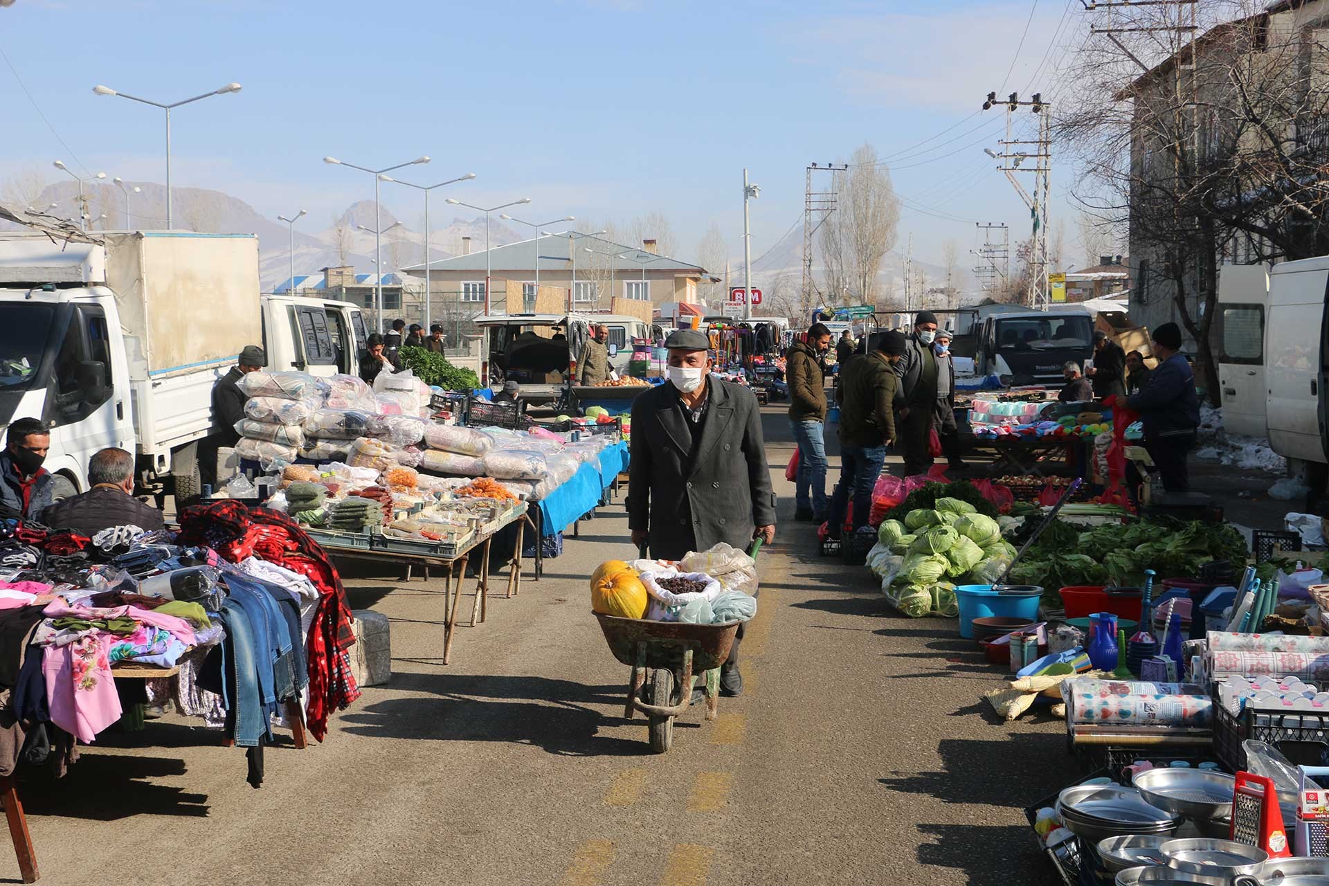 Van’ın İpekyolu ilçesine bağlı Bostaniçi Mahallesi'nde kurulan halk pazarı