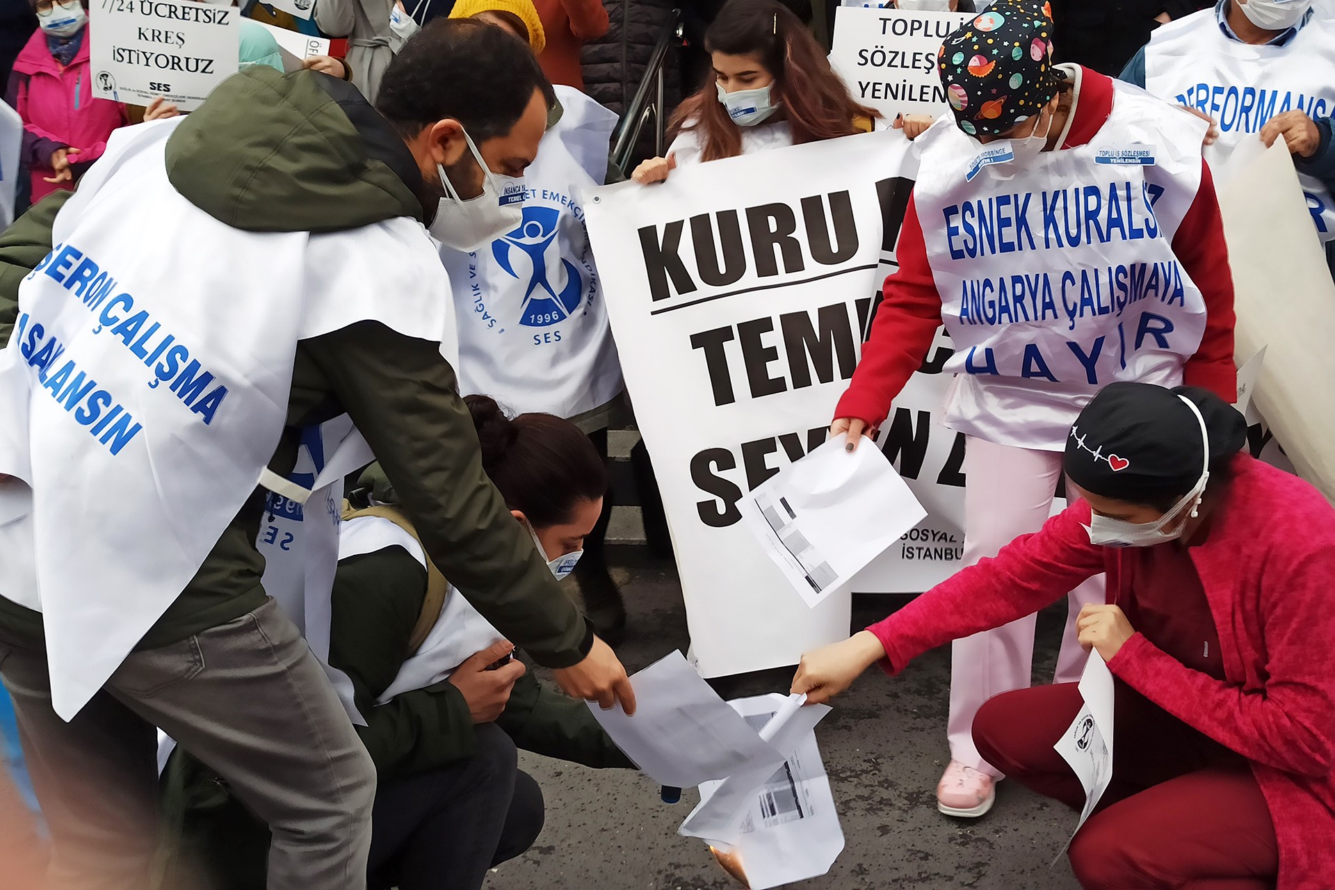 sağlık çalışanları insanca yaşanacak bir ücret talep ettikleri eylemlerinde bordro yaktı.