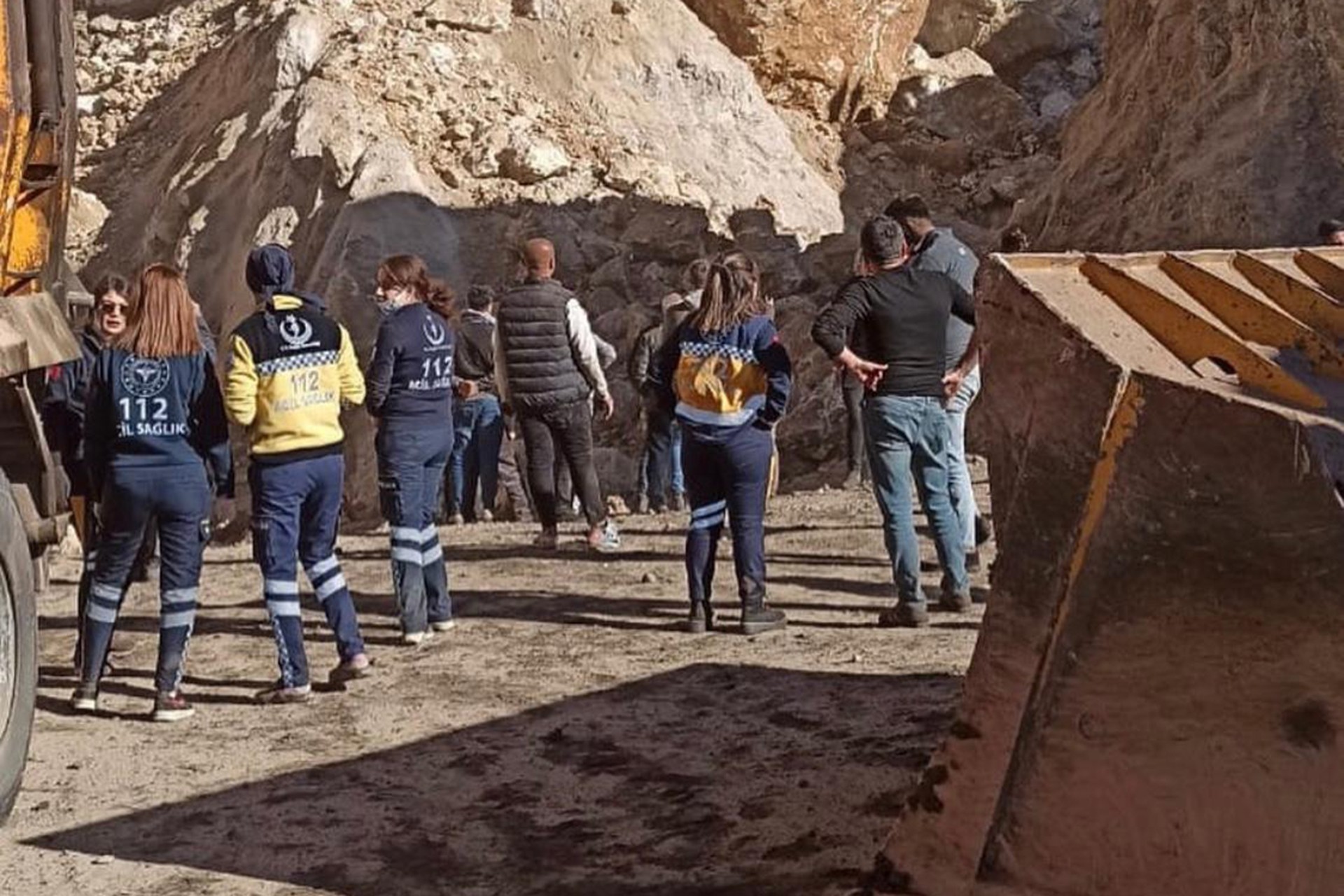 Şırnak Silopi'de meydana gelen göçüğün ardından işçileri kurtarma çalışmaları sürerken çekilmiş bir fotoğraf.