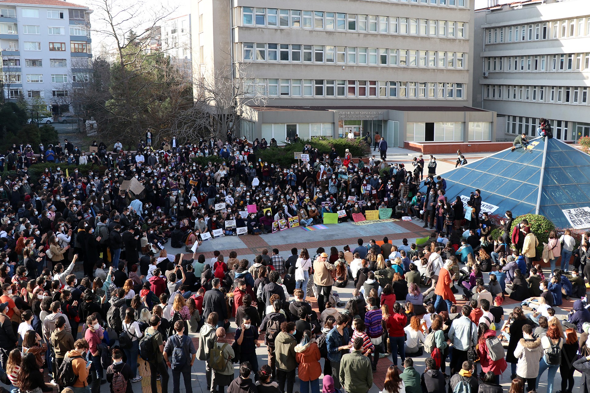 AKP'li Melih Bulu'nun Boğaziçi Üniversitesine kayyum rektör olarak atanmasının ardından Boğaziçi Üniversitesi öğrencilerinin gerçekleştirdiği protesto eylemlerinden bir fotoğraf.