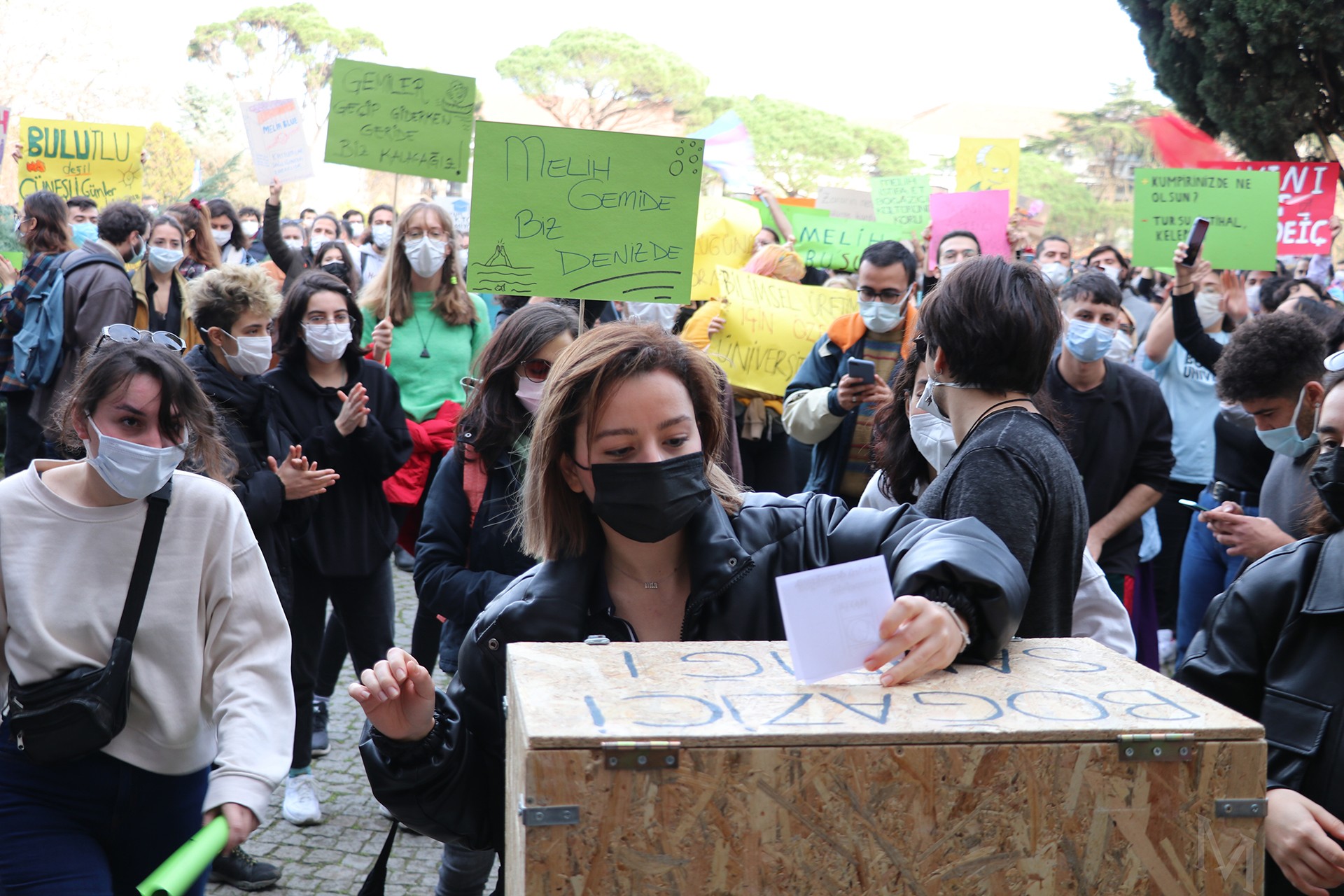 AKP'li Melih Bulu'nun Boğaziçi Üniversitesine kayyum rektör olarak atanmasının ardından Boğaziçi Üniversitesi öğrencilerinin gerçekleştirdiği protesto eylemlerinden bir fotoğraf.