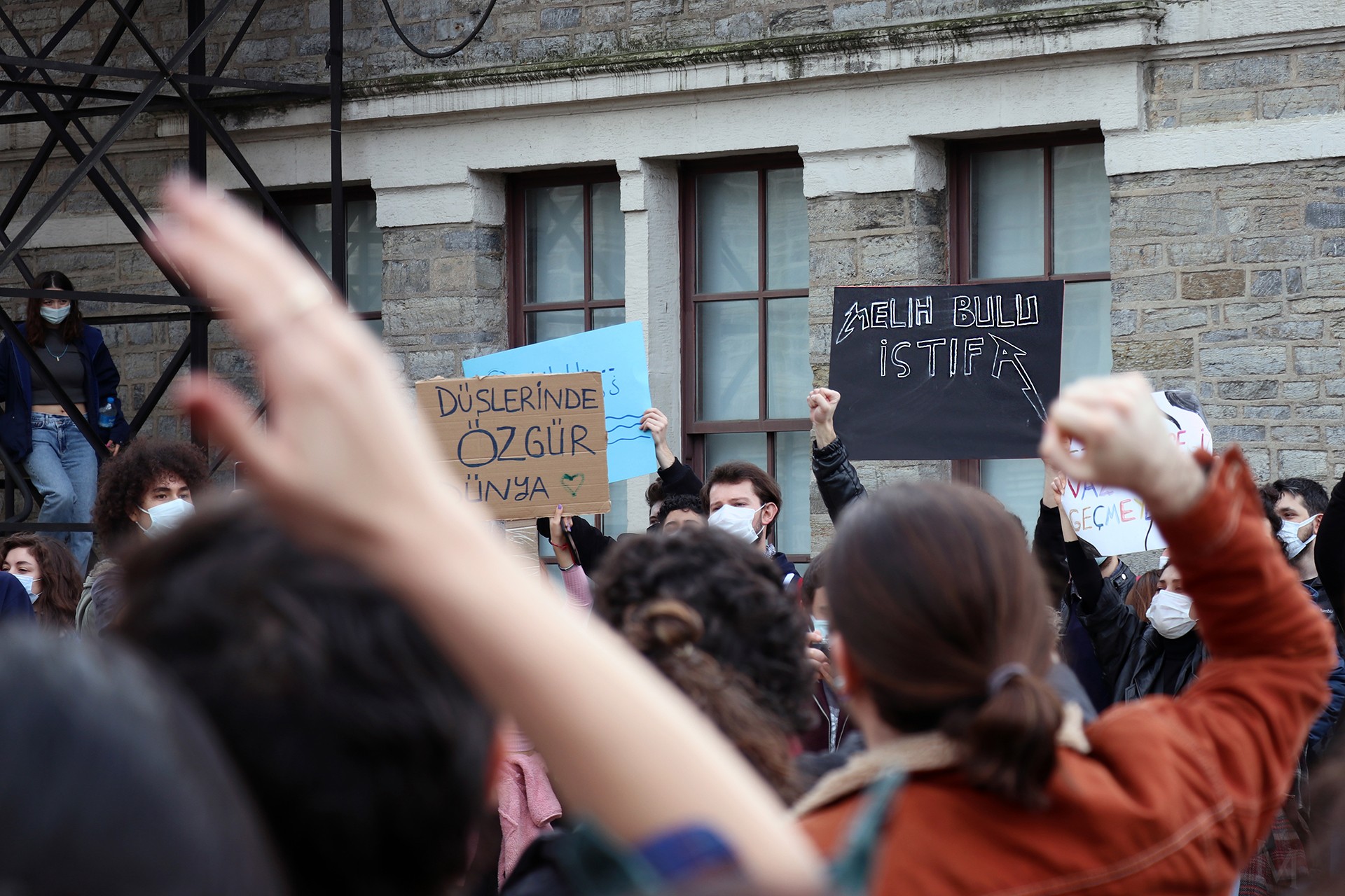 AKP'li Melih Bulu'nun Boğaziçi Üniversitesine kayyum rektör olarak atanmasının ardından Boğaziçi Üniversitesi öğrencilerinin gerçekleştirdiği protesto eylemlerinden bir fotoğraf.