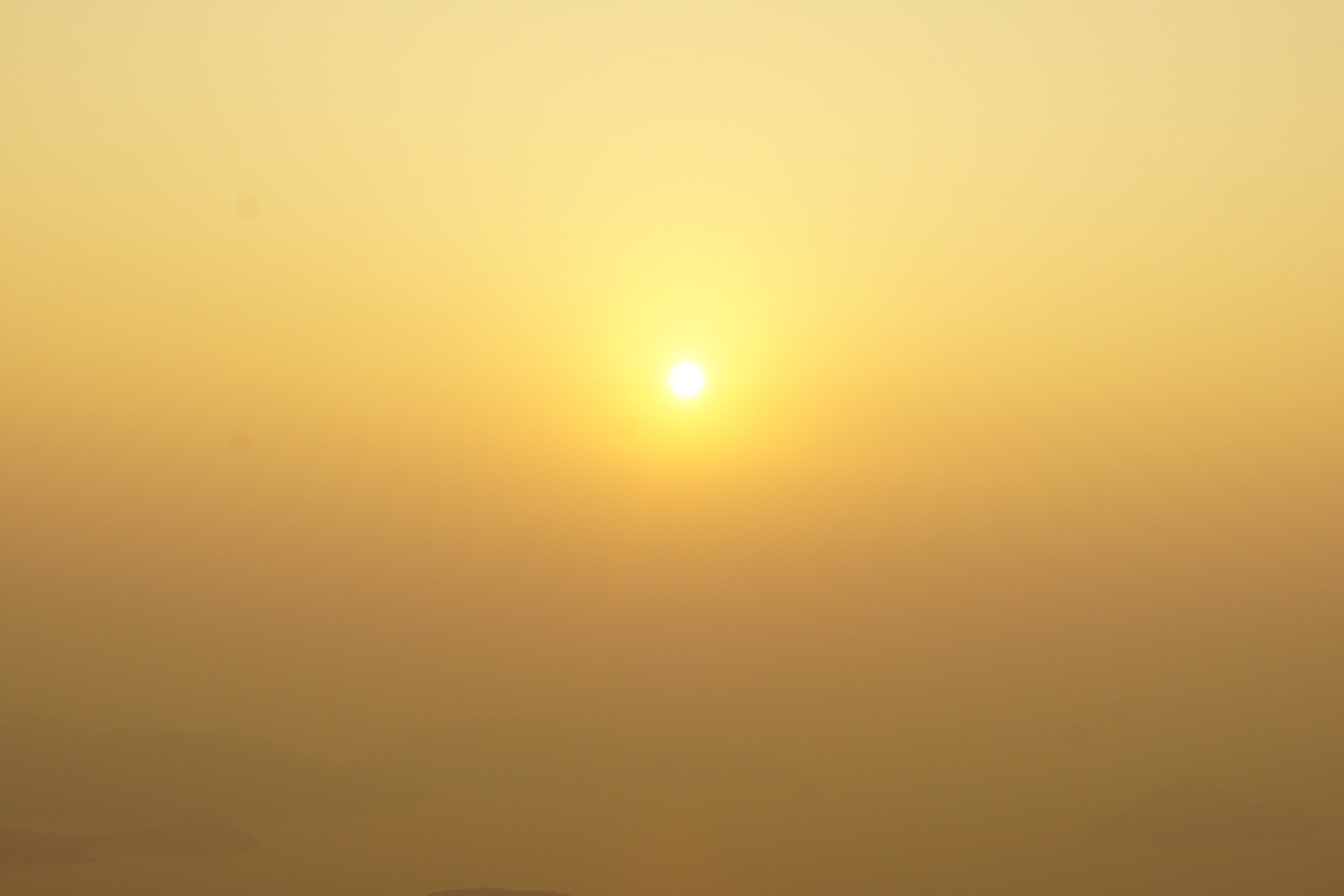 Sisli ve kirli havada çekilmiş güneş fotoğrafı.