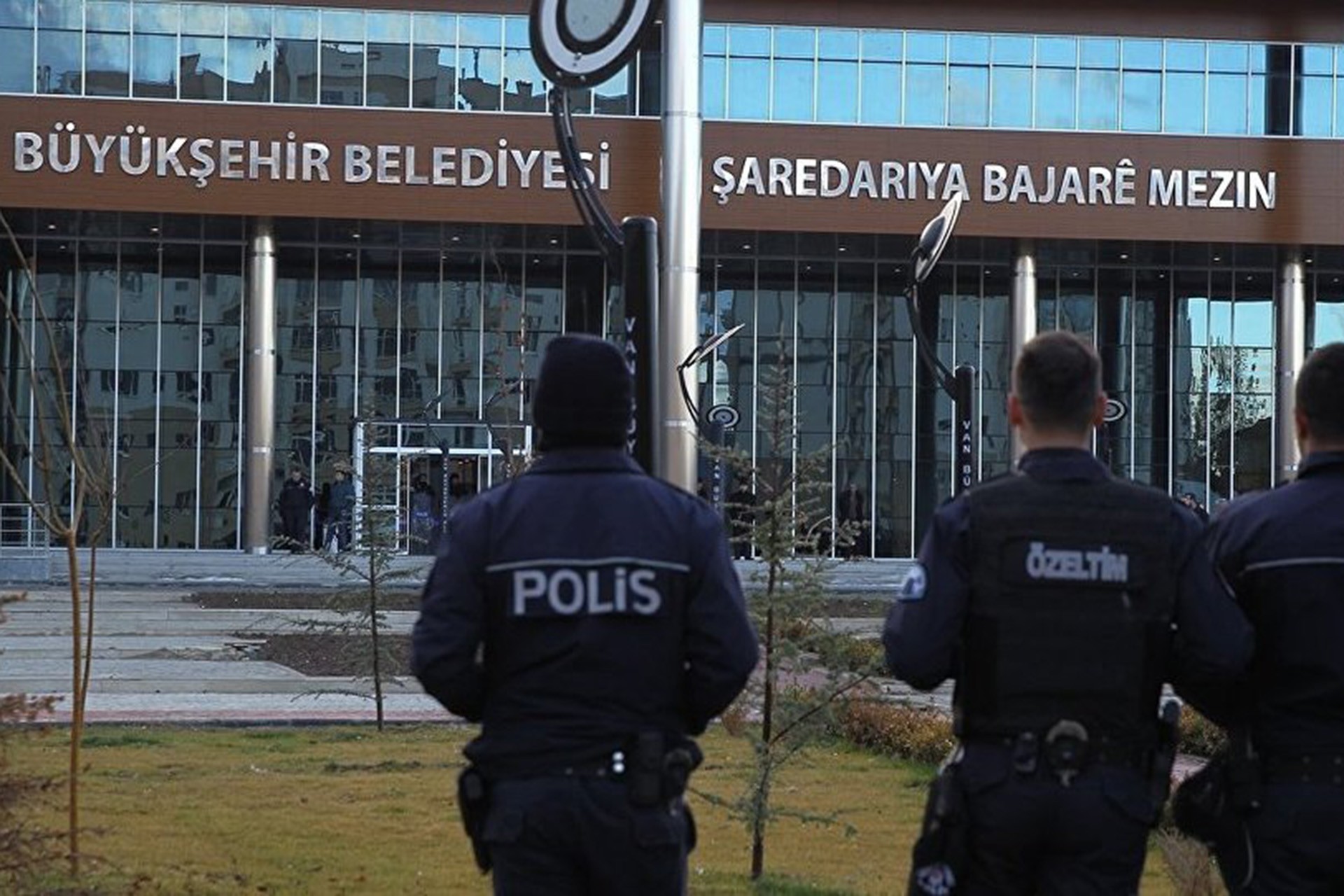 "Belediyelerde yolsuzluk yapanların sadece görev yerleri değiştirildi"