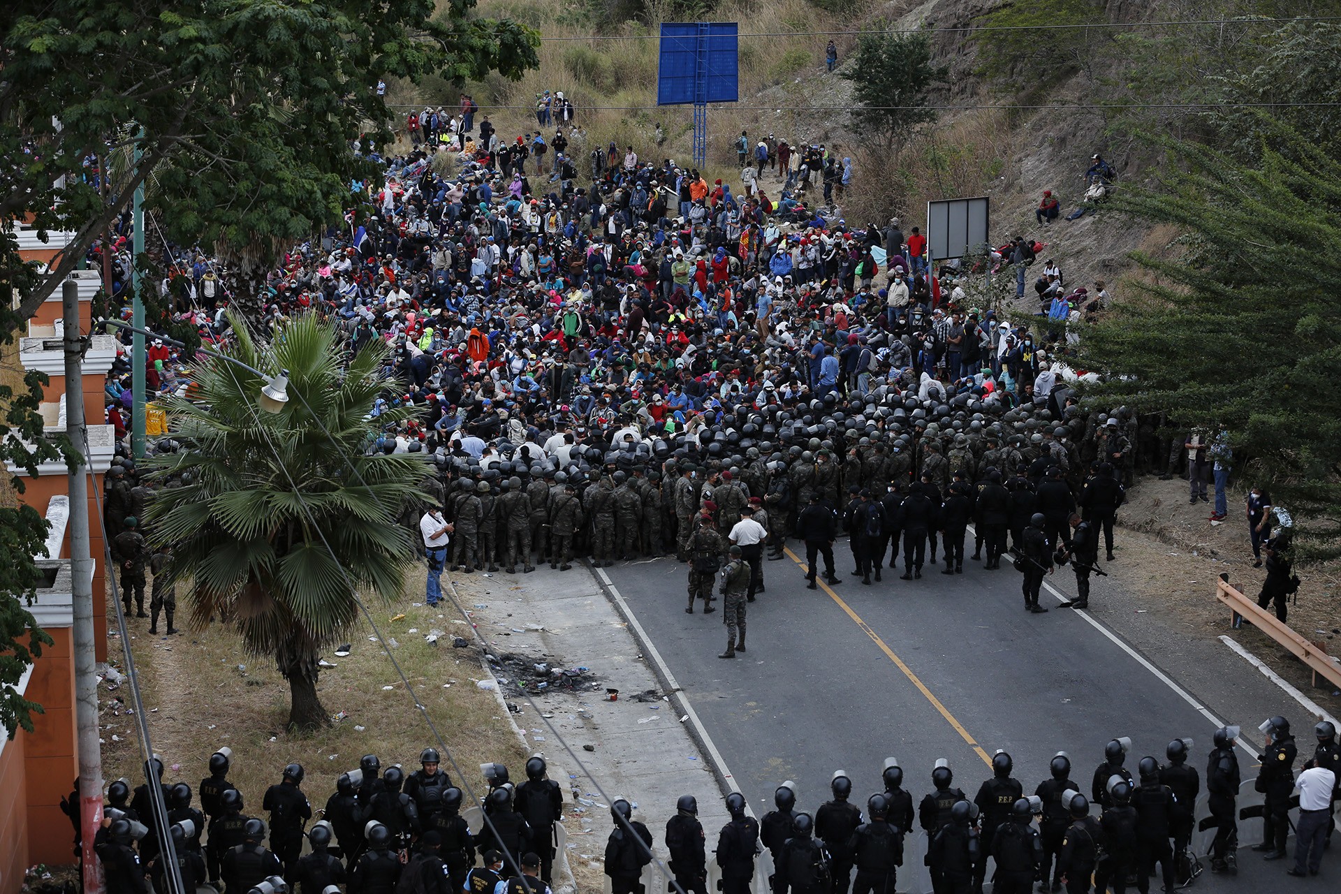 Honduras'tan ABD'ye geçmek isteyen mültecilere askerler müdahale etti