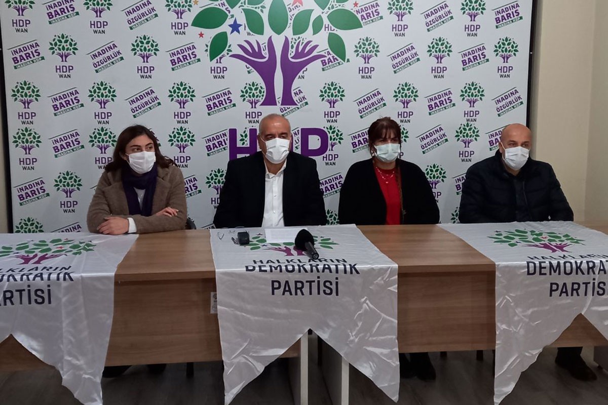 Mustafa Avcı ve basın toplantısındaki HDP'liler