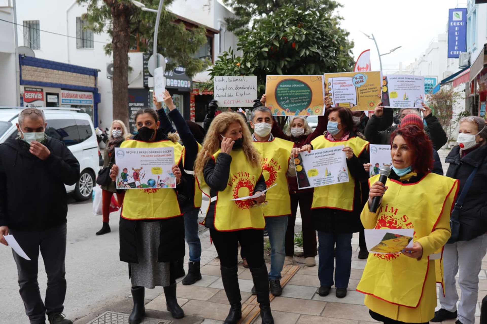 Eğitim Sen Bodrum Temsilciği ve Veli-Der Bodrum Şubesi seçmeli derslerle ilgili basın açıklaması yaparken. 