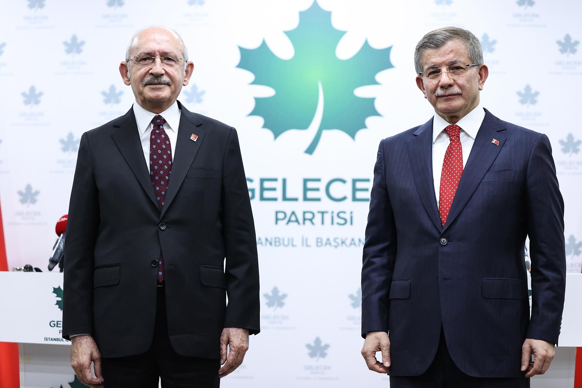 Kemal Kılıçdaroğlu (solda) ve Ahmet Davutoğlu