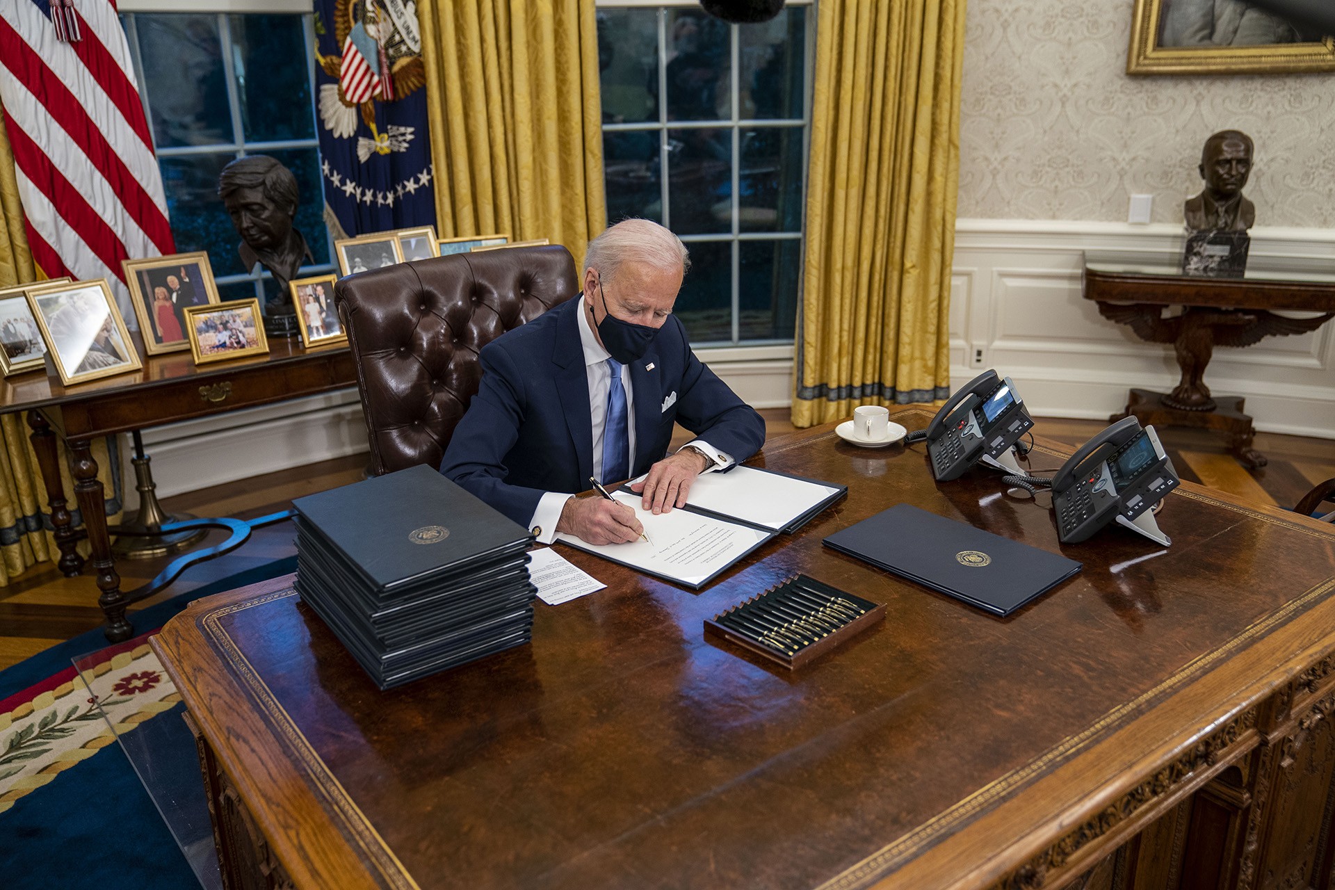 Joe Biden Beyaz Saray'da Oval Ofis'te kararname imzaladı