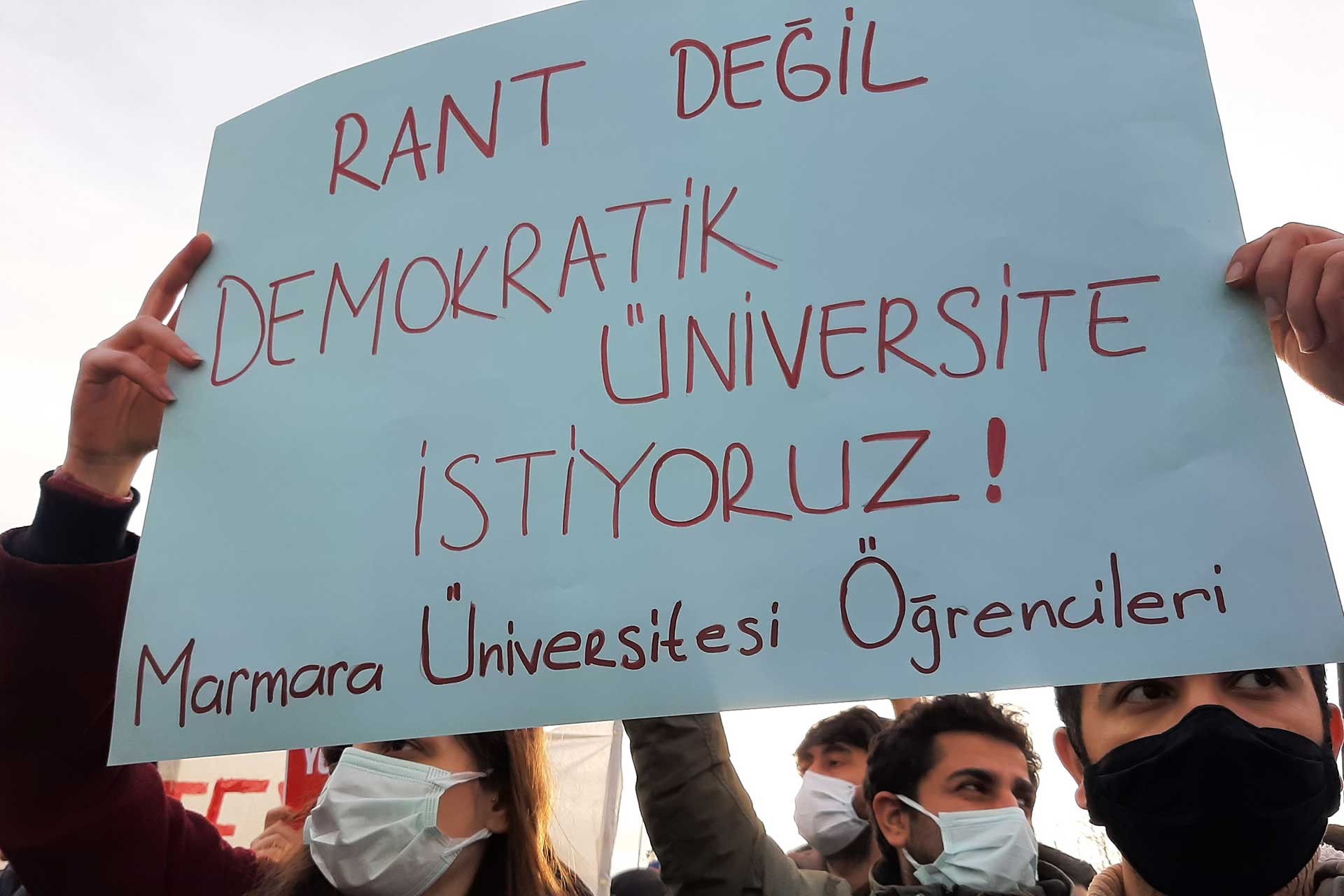 Üniversite öğrencilerinin kayyum rektörlere karşı düzenlediği eylemde taşınan bir döviz