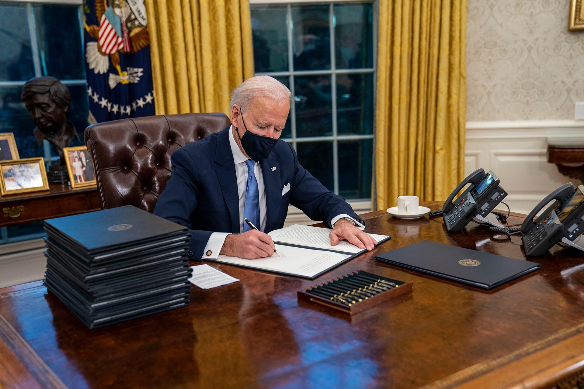 Joe Biden Beyaz Saray'da ilk kararnamelerini imzalıyor