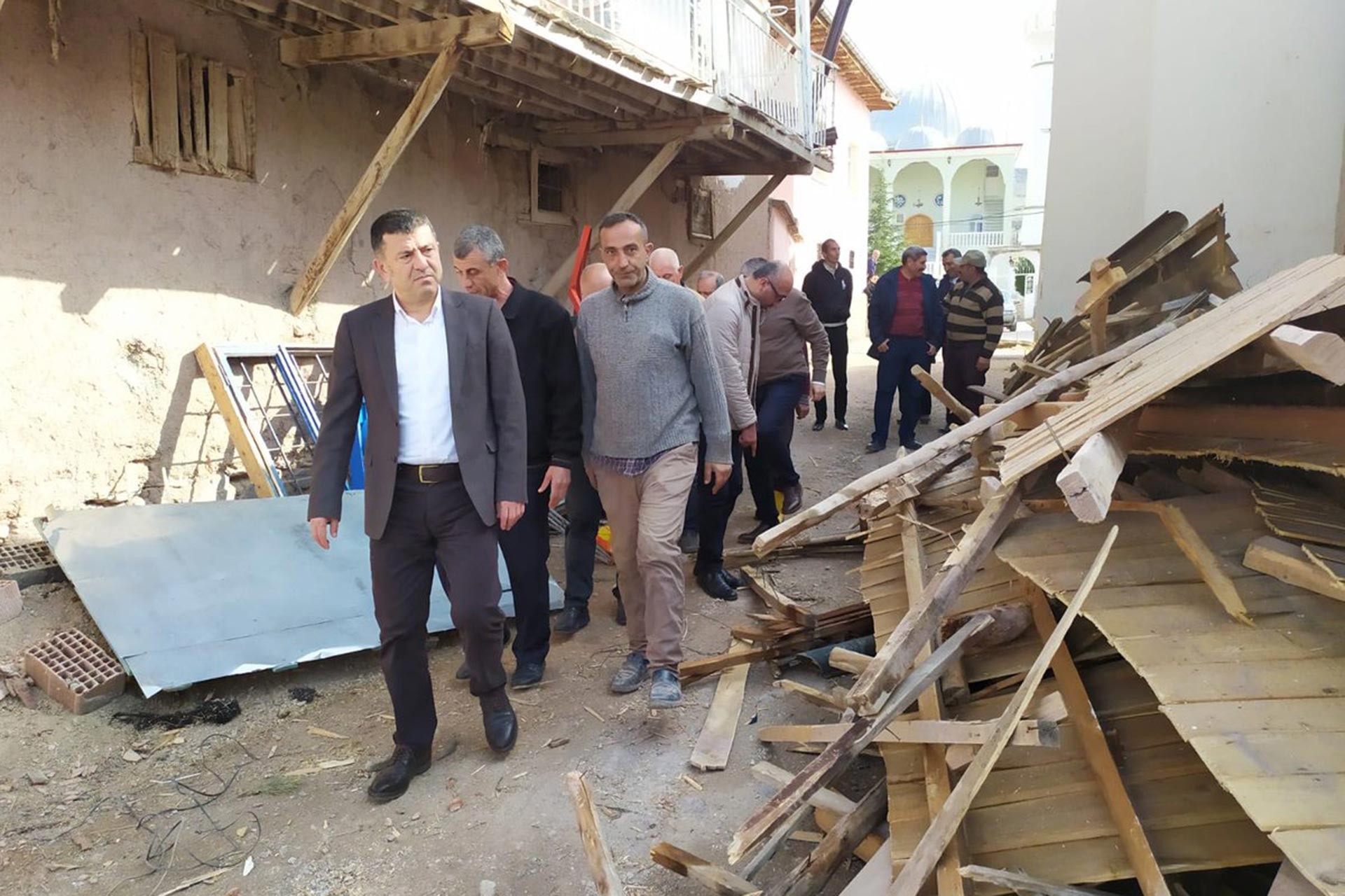 Veli Ağbaba, yıkılan binaların yanından geçiyor