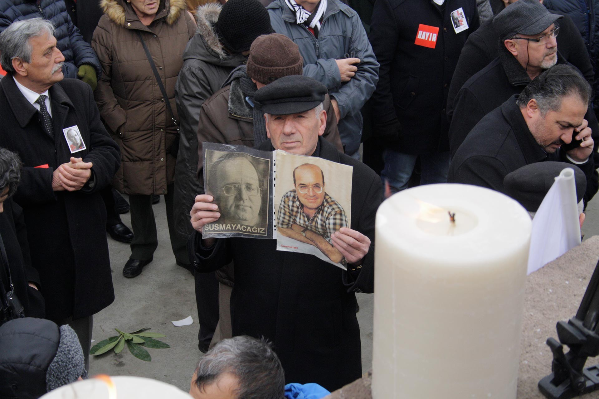 Uğur Mumcu'nun fotoğrafını taşıyan biri