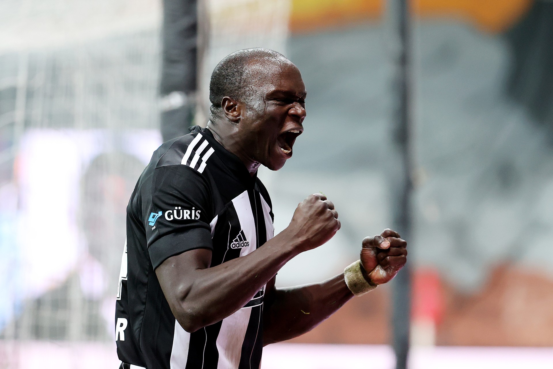 Beşiktaş'ın futbolcusu Vincent Aboubakar Göztepe'ye attığı gol sonrası sevinirken.