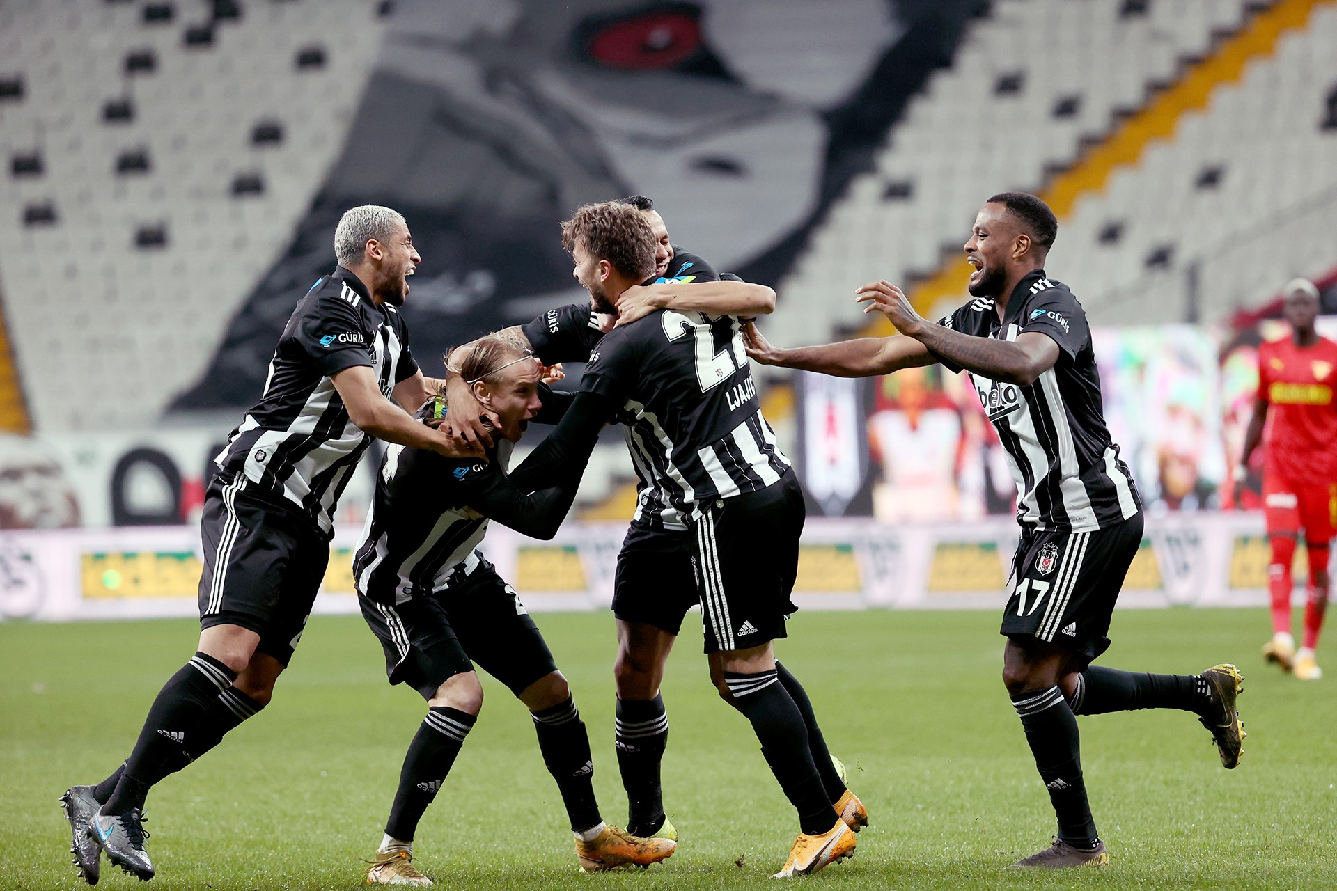 Beşiktaşlı futbolcular Adem Ljajic'in Göztepe'ye attığı gol sonrası sevinirken.