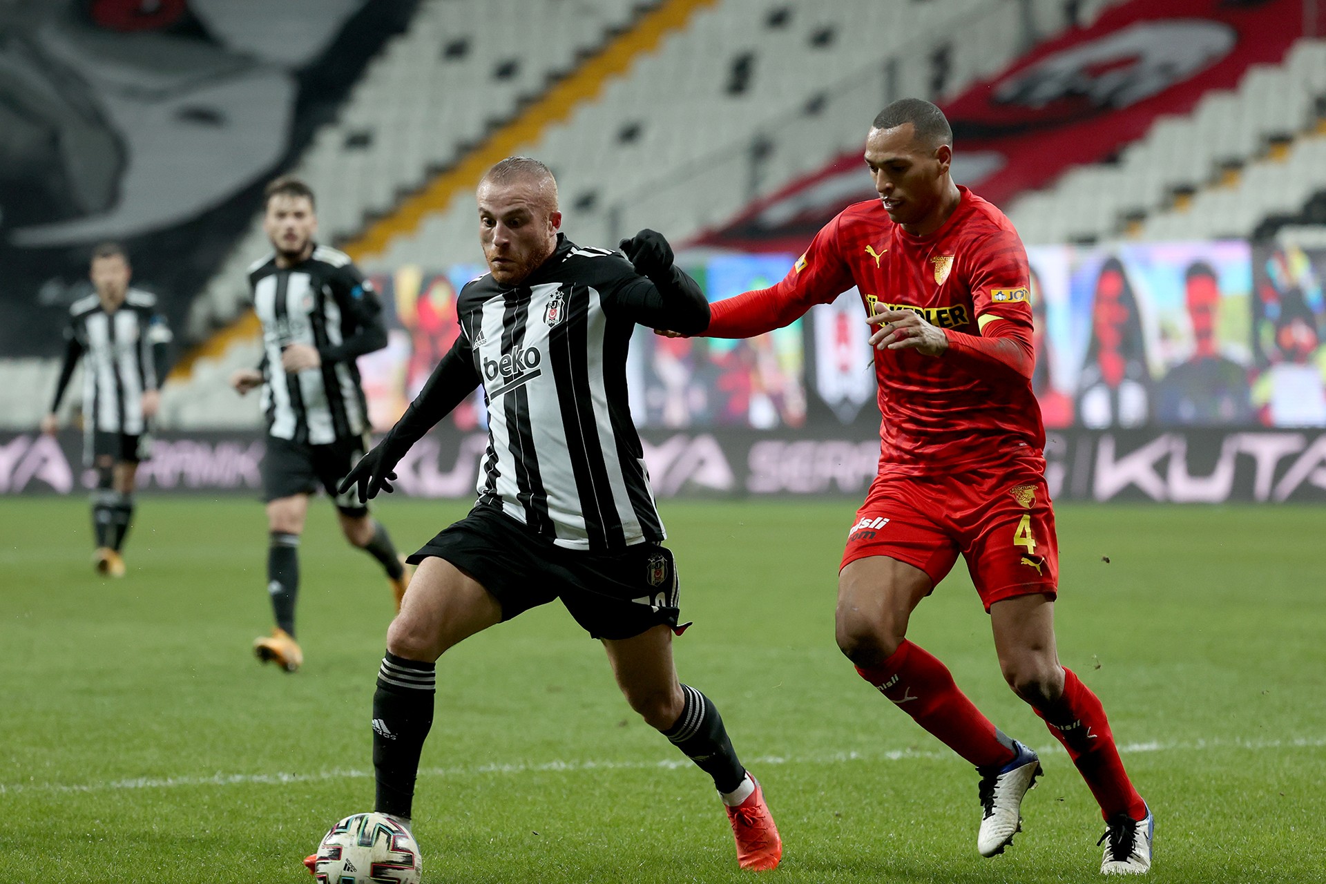 Beşiktaş-Göztepe maçında Gökhan Töre Göztepeli futbolcu Titi ile mücadele ederken.