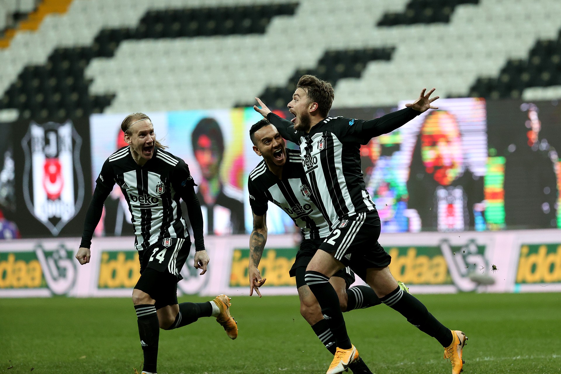 Beşiktaş-Göztepe maçında Adem Ljajic Göztepe'ye attığı gol sonrası takım arkadaşlarıyla sevinirken.