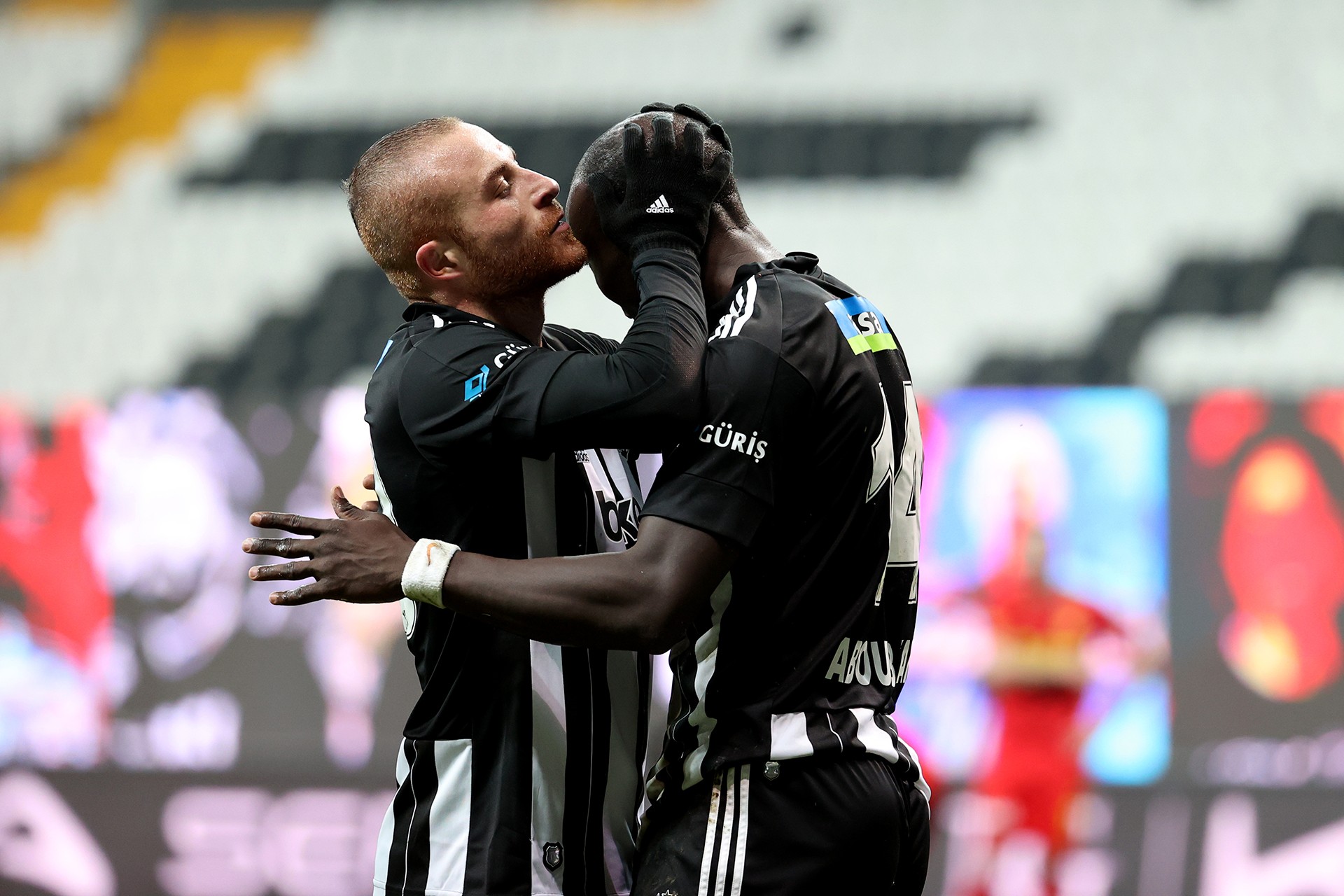 Beşiktaş-Göztepe maçında Vincent Aboubakar'ın Gökhan Töre'nin ortasında kafa vuruşuya golü bulmasının ardından Töre, Aboubakar'ın kafasını öperken.