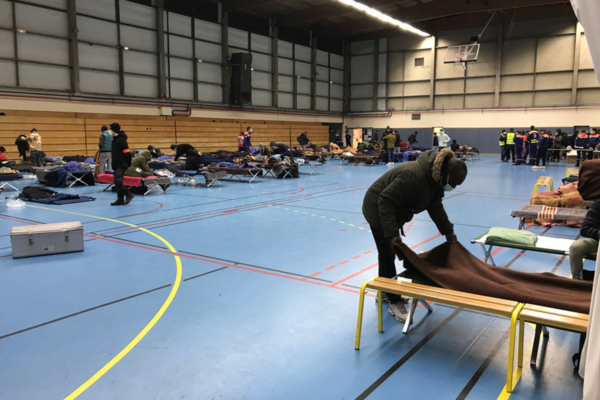 Paris'te soğukta kalan ve kendilerini bir okula kapatan mülteciler bir spor salonuna yerleştirildi.