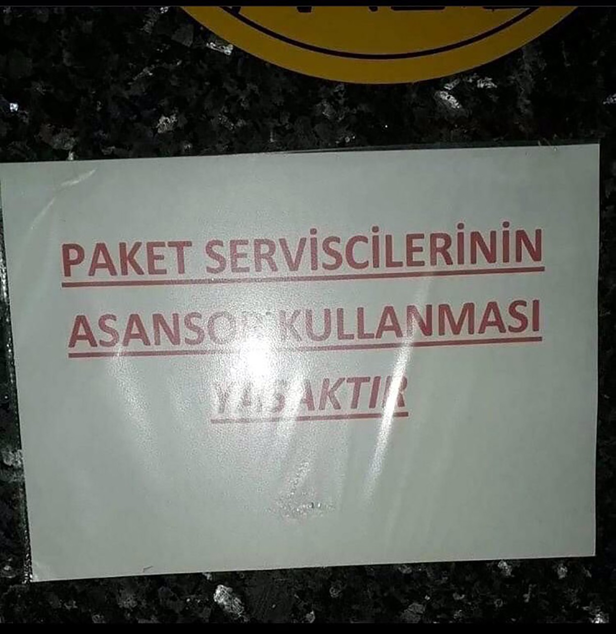 Paket servisçilerinin asansörü kullanması yasaktır yazısı 