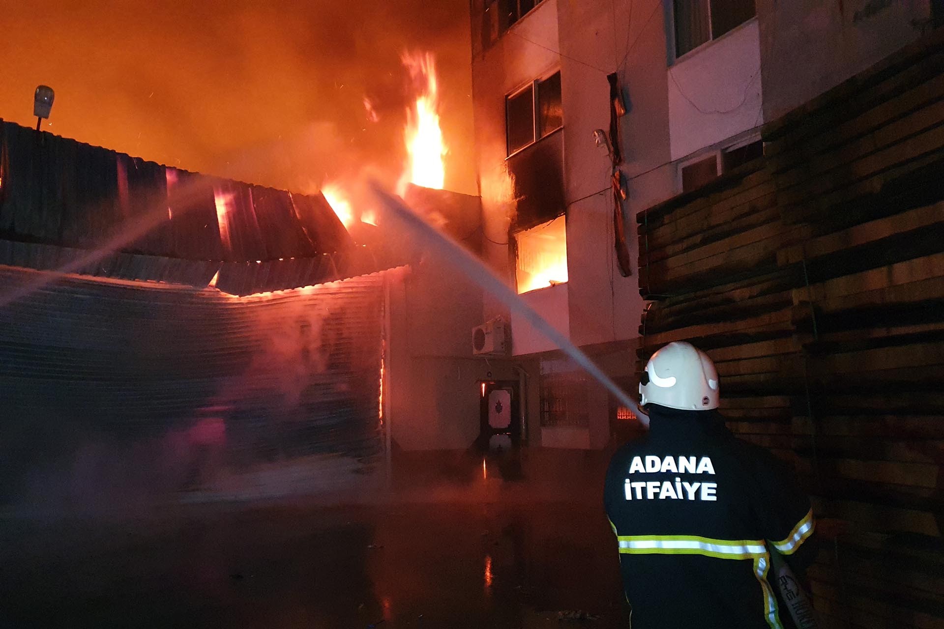 Yangına itfaiye müdahale ediyor