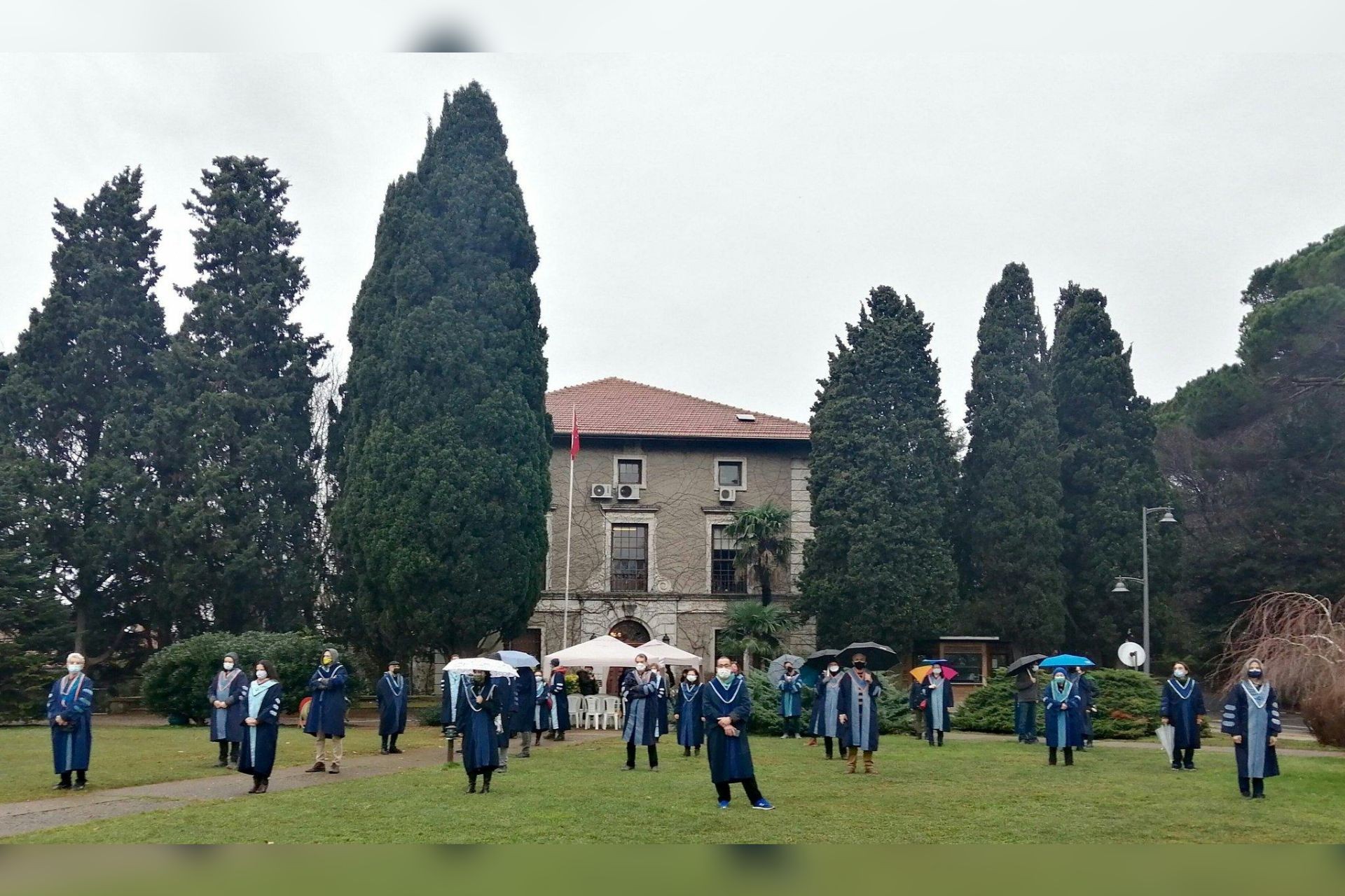 Rektörlük binasına sırtını dönen Boğaziçi Üniversitesi öğretim üyeleri