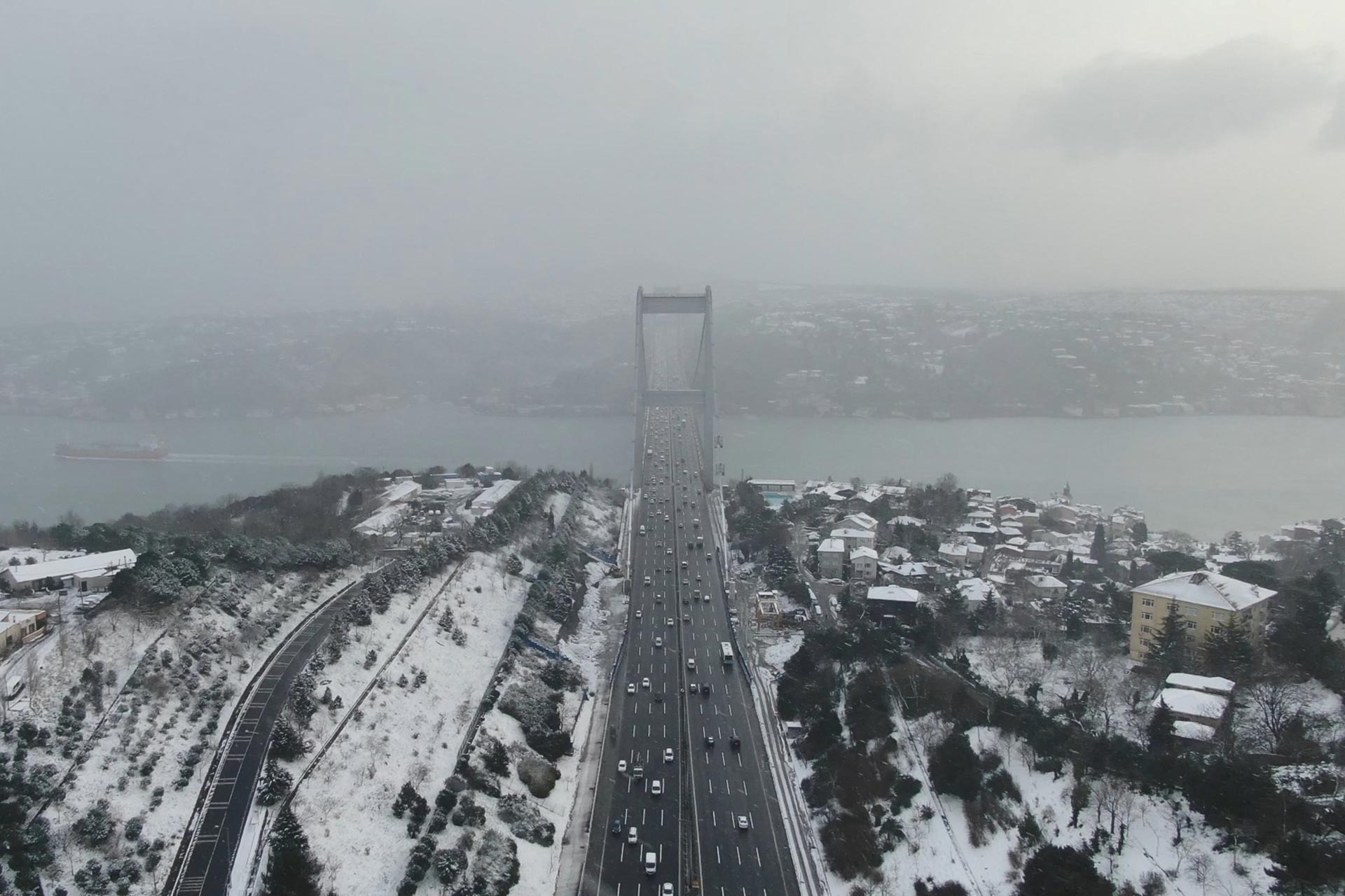 İstanbul Boğazı'nda gemi geçişleri çift yönlü askıya alındı