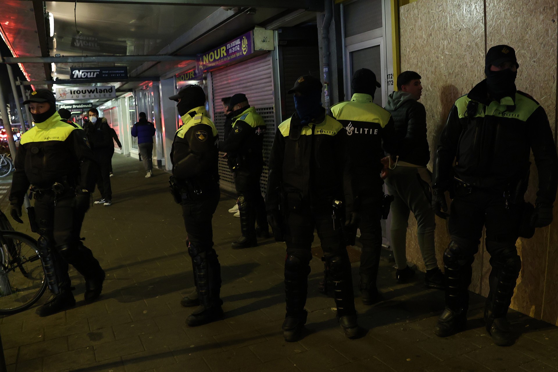 Hollanda'da polis gözaltı yapıyor