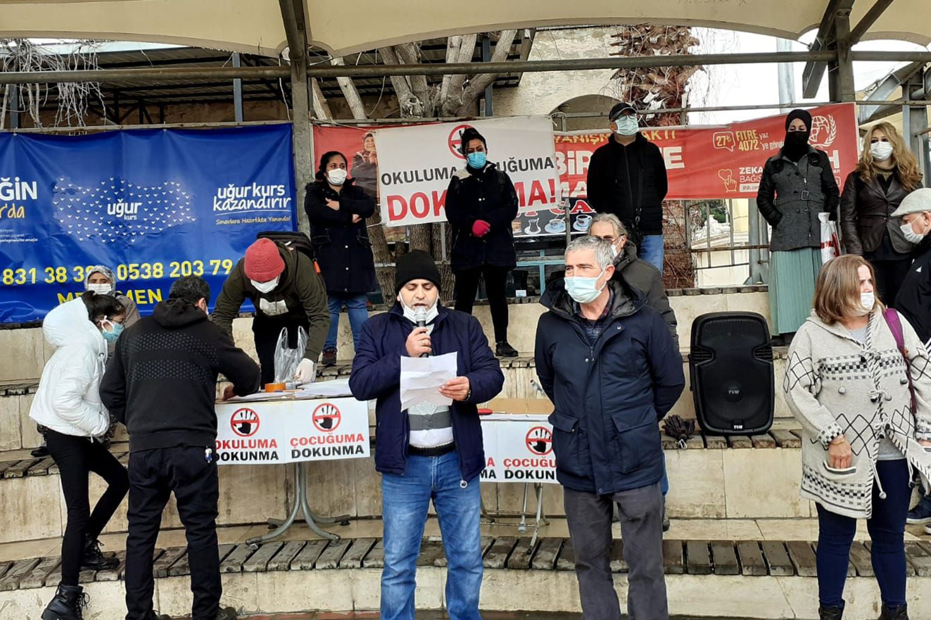 Menemen Atatürk Anadolu Lisesi velilerin okulun taşına ilişkin Menemen Cumhuriyet Meydanında basın açıklaması yaparken