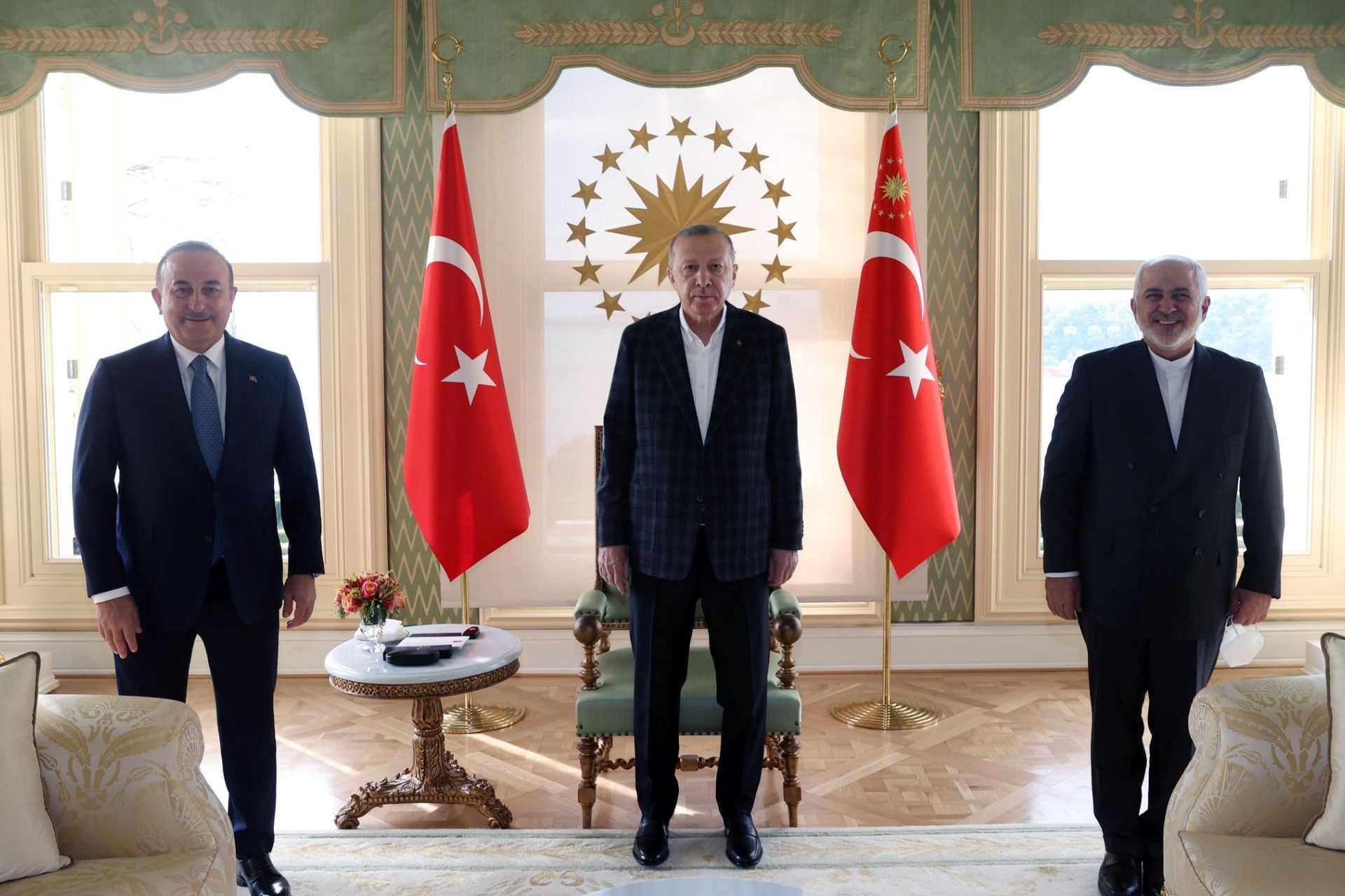 Muhammed Cevad Zarif (solda), Mevlüt Çavuşoğlu (sağda)