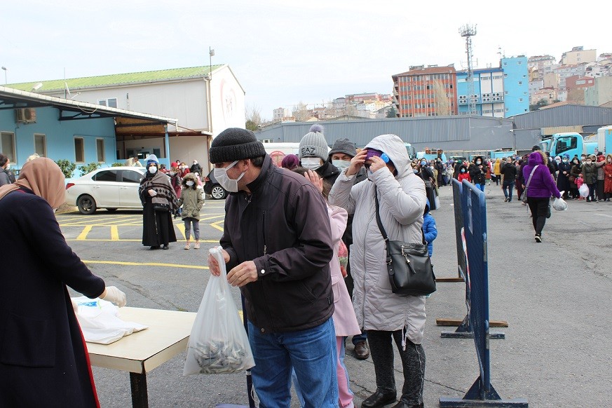 ücretsiz balık almak için sıraya giren insanlar