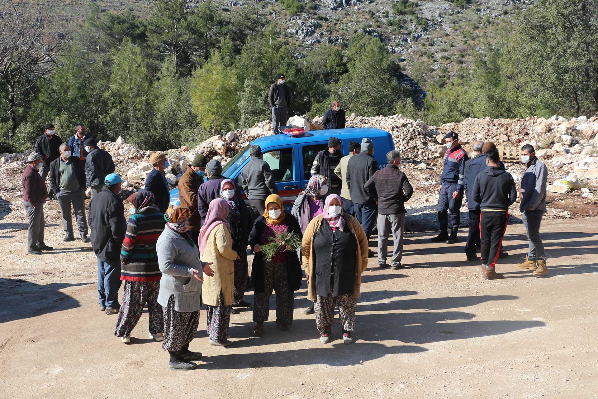 Isparta'da heyelan tehlikesi nedeniyle evleri boşaltılan köylüler mermer ocağının yolunu kapattı