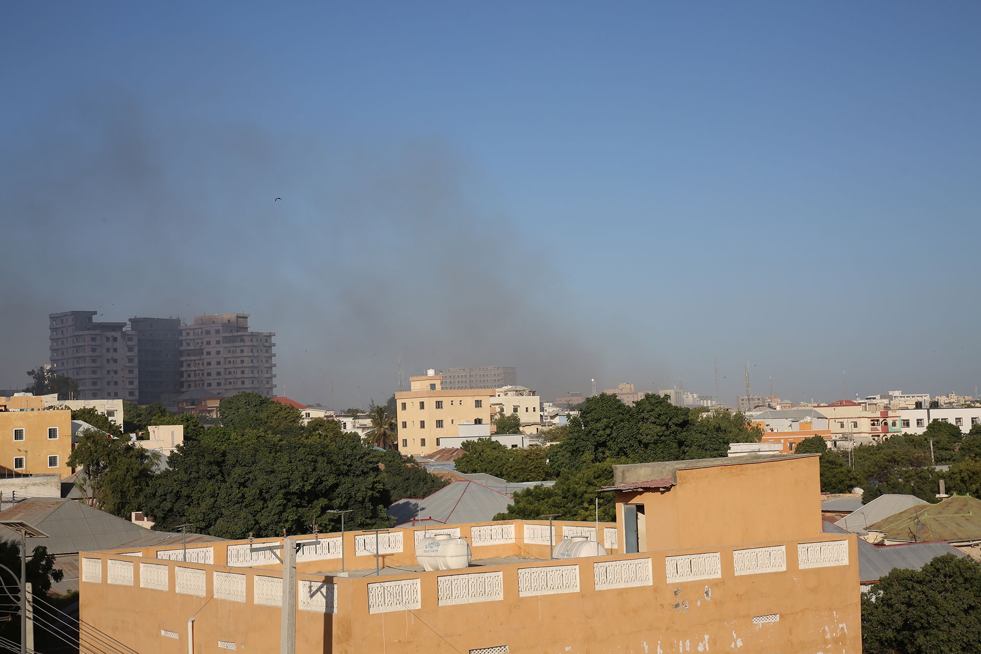 Somali'de patlama nedeniyle göğe yükselen dumanlar